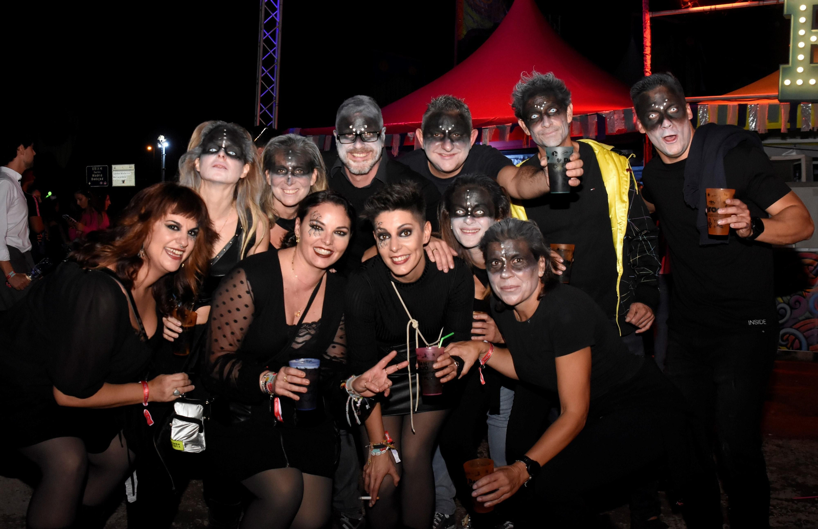 El festival Elrow reúne en Córdoba a miles de personas, en imágenes