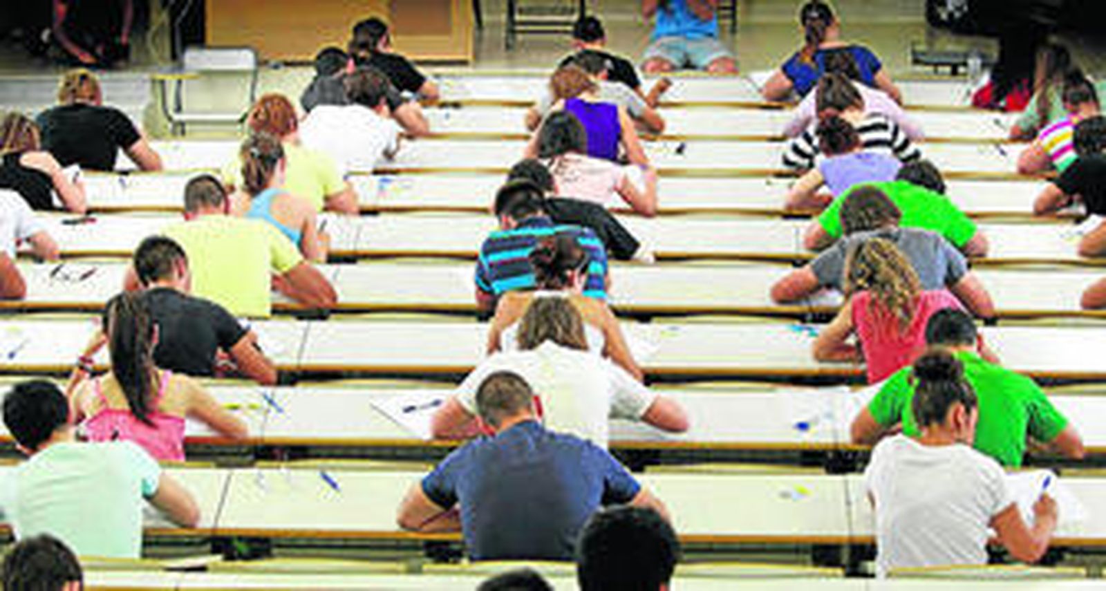 Alumnos examinándose en uno de los centros de la Universidad de Cádiz.