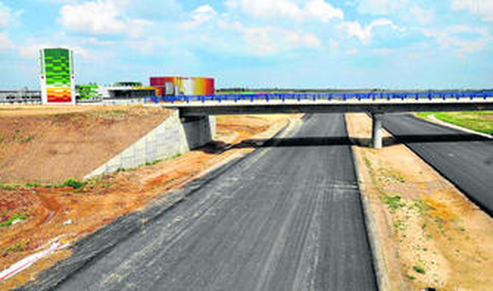 Carriles asfaltados de la SE-40 a su paso por la fábrica de cerveza de Heineken, a mediados de la semana pasada.