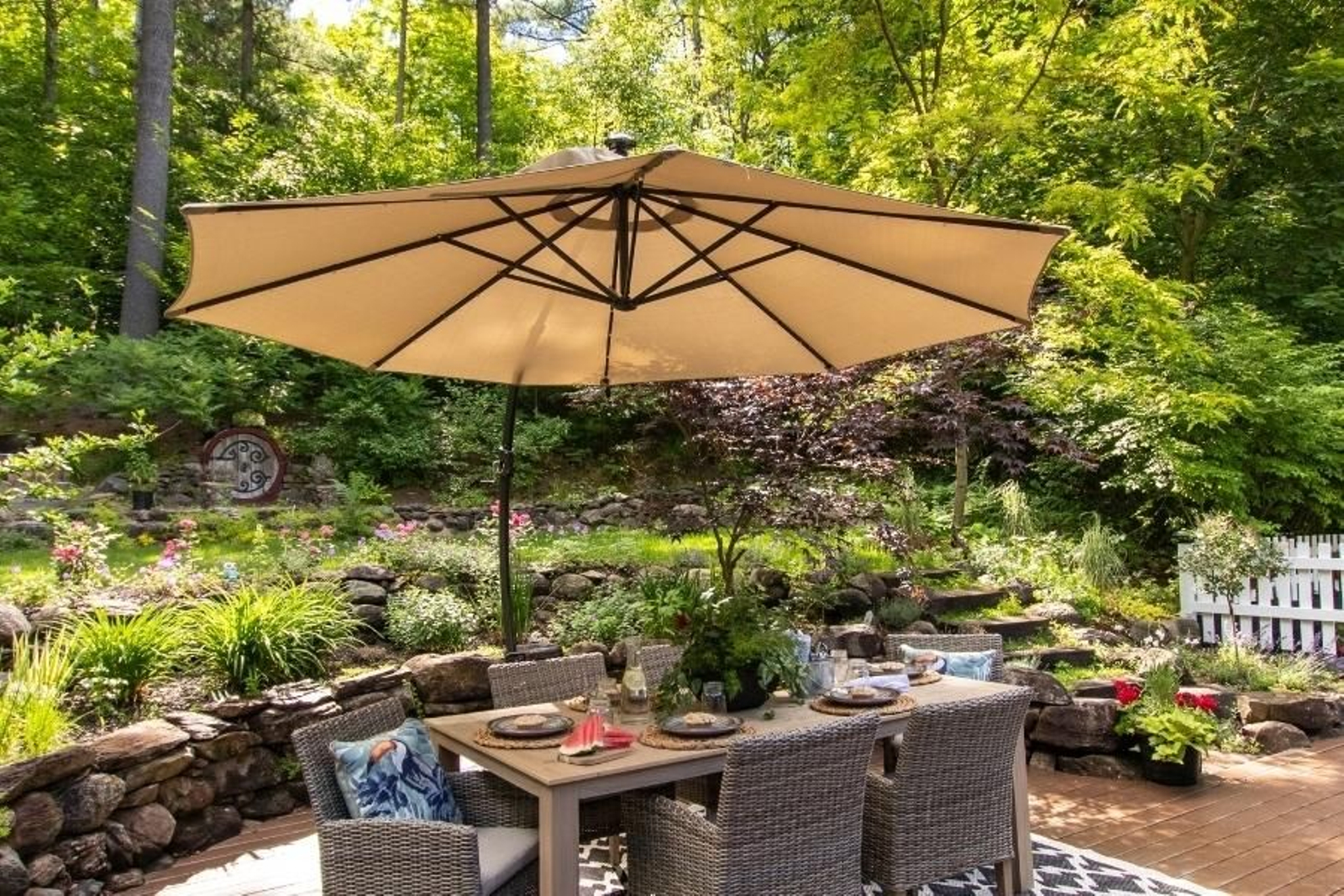 Cómo elegir la sombrilla perfecta para tu jardín