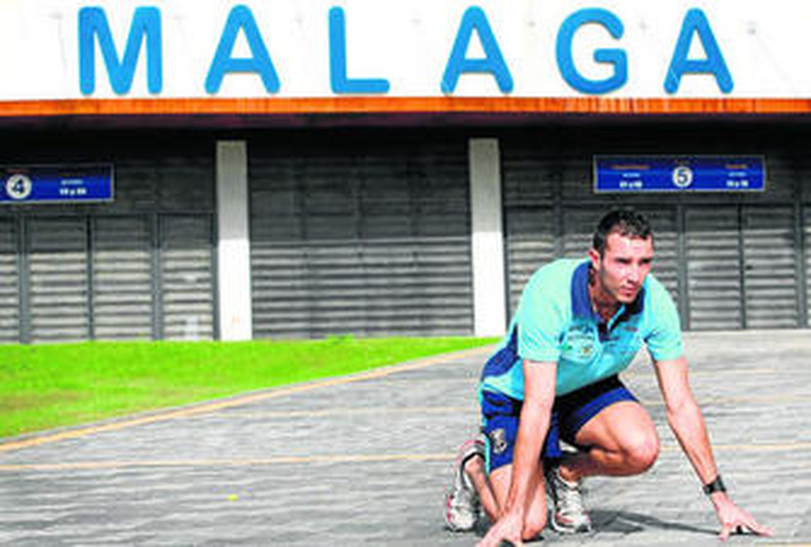 Josué Mena posa en los exteriores del Estadio Ciudad de Málaga.