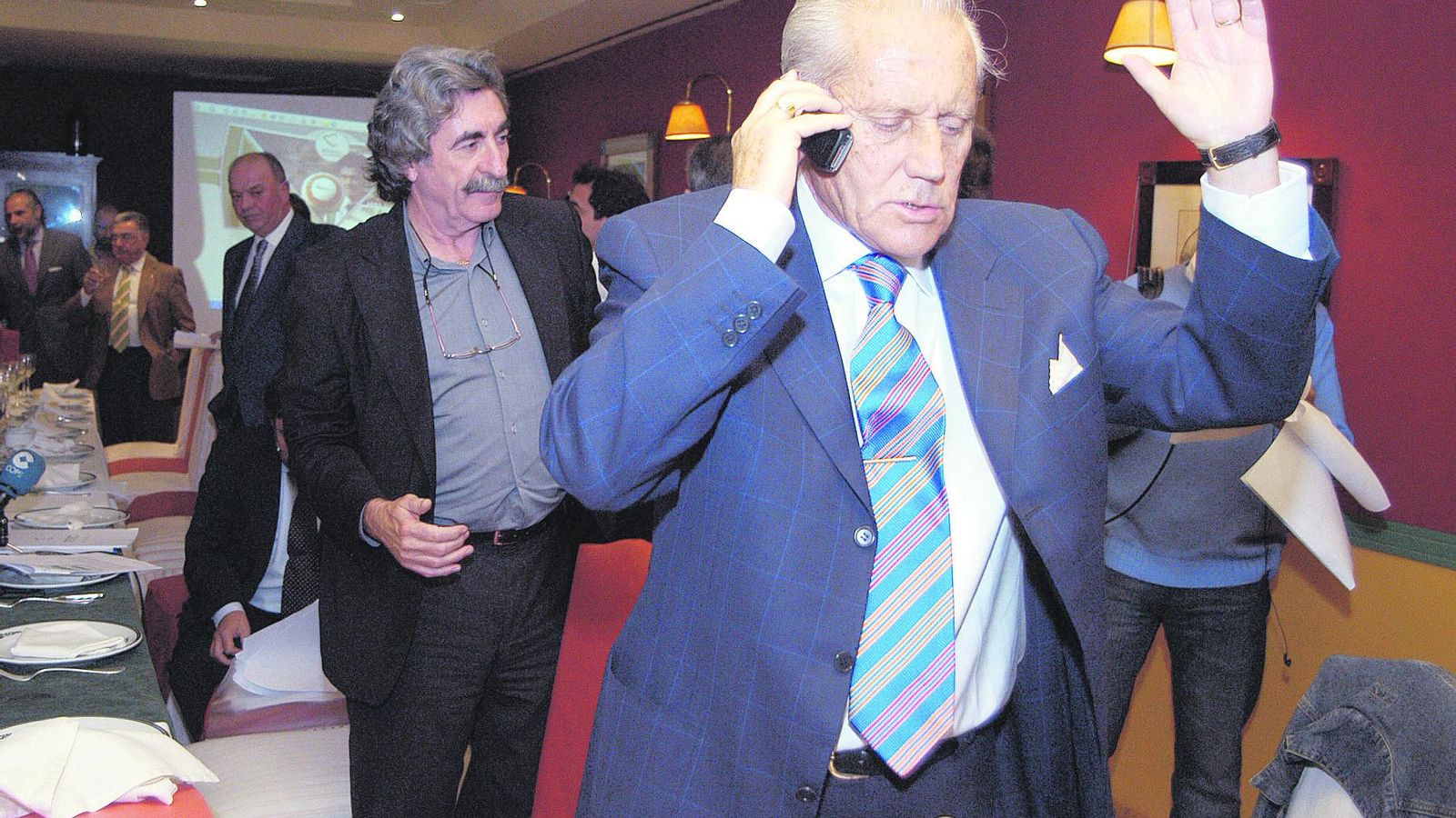 Hugo Galera habla por teléfono, con Emilio Soto justo detrás.