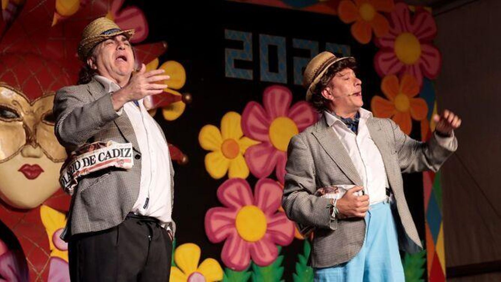 El célebre autor carnavalero, el Selu, cantando con su chirigota en el Carnaval de Rota 2022.