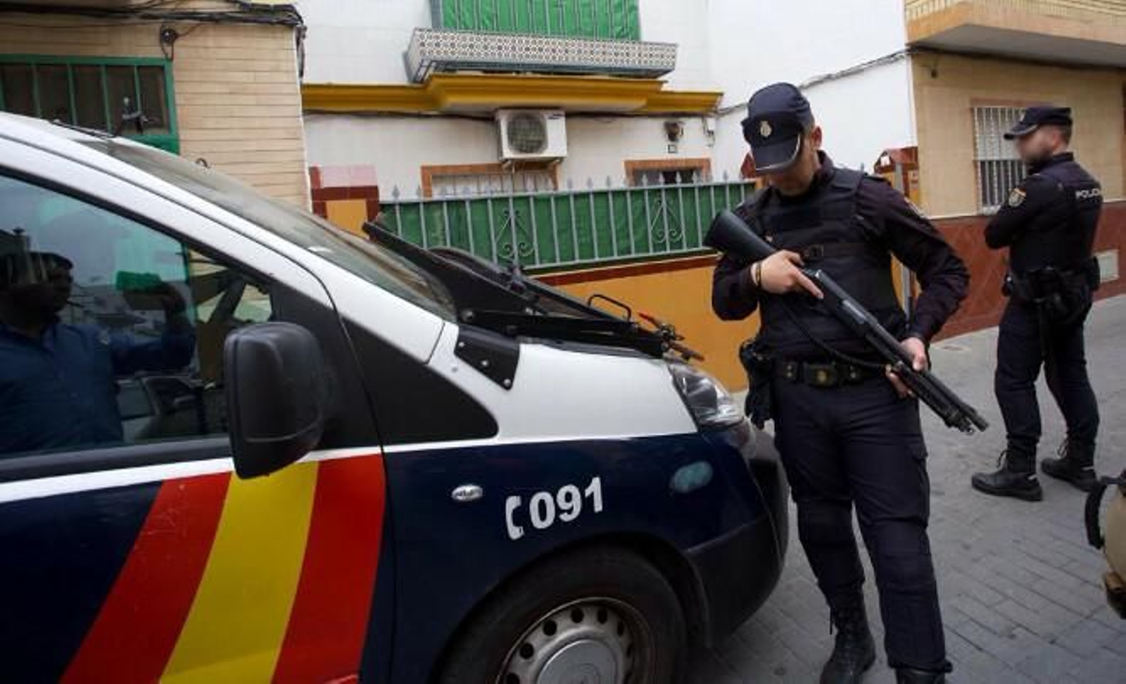 Varios agentes participantes en el registro del domicilio del yihadista detenido en Marruecos. Varios agentes participantes en el registro del domicilio del yihadista detenido en Marruecos.