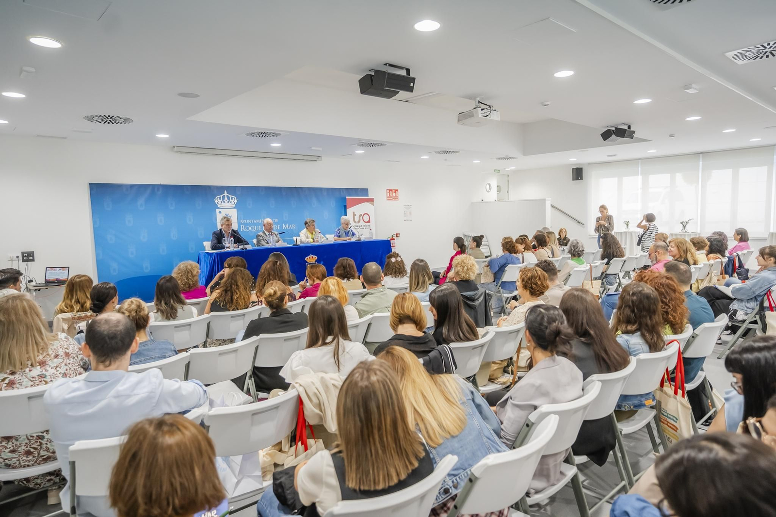 El edificio Polivalente del Puerto de Roquetas ha sido escenario de las jornadas sobre servicios sociales.