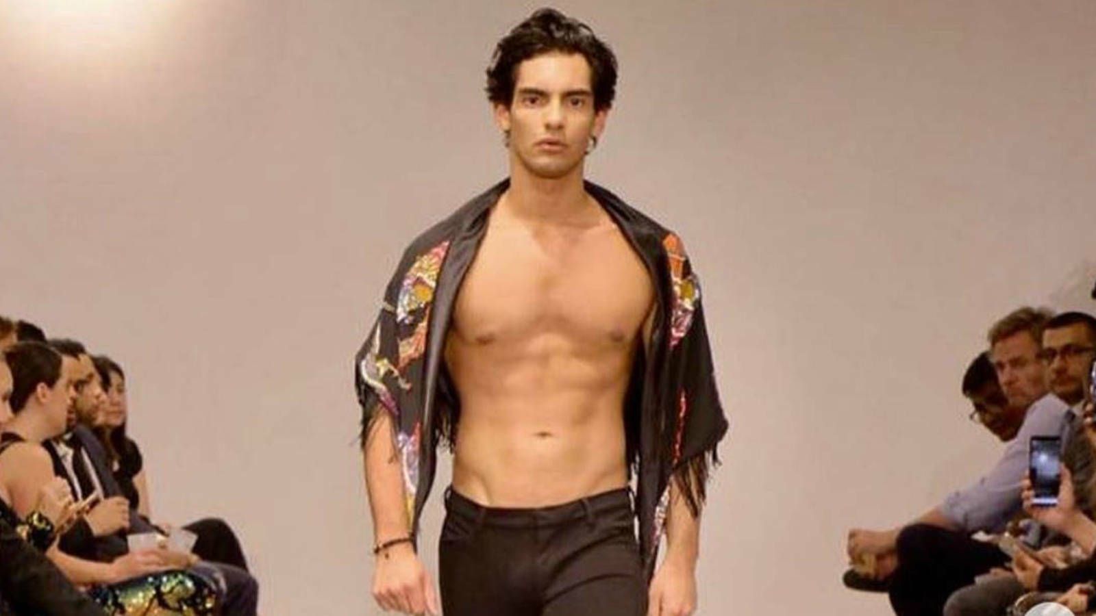 Alejandro, desfilando como modelo.