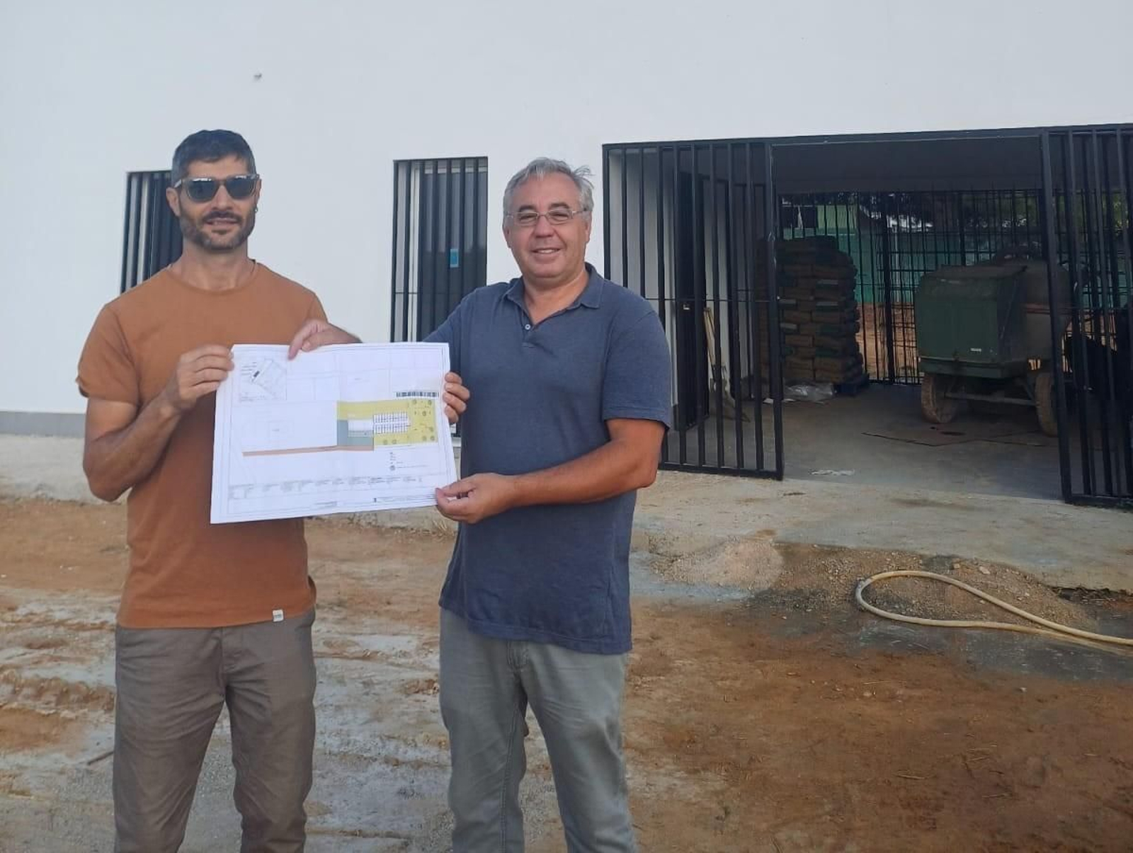 Tano Guzmán y Pepe Mellado muestran los planos del nuevo centro de acogida de animales.