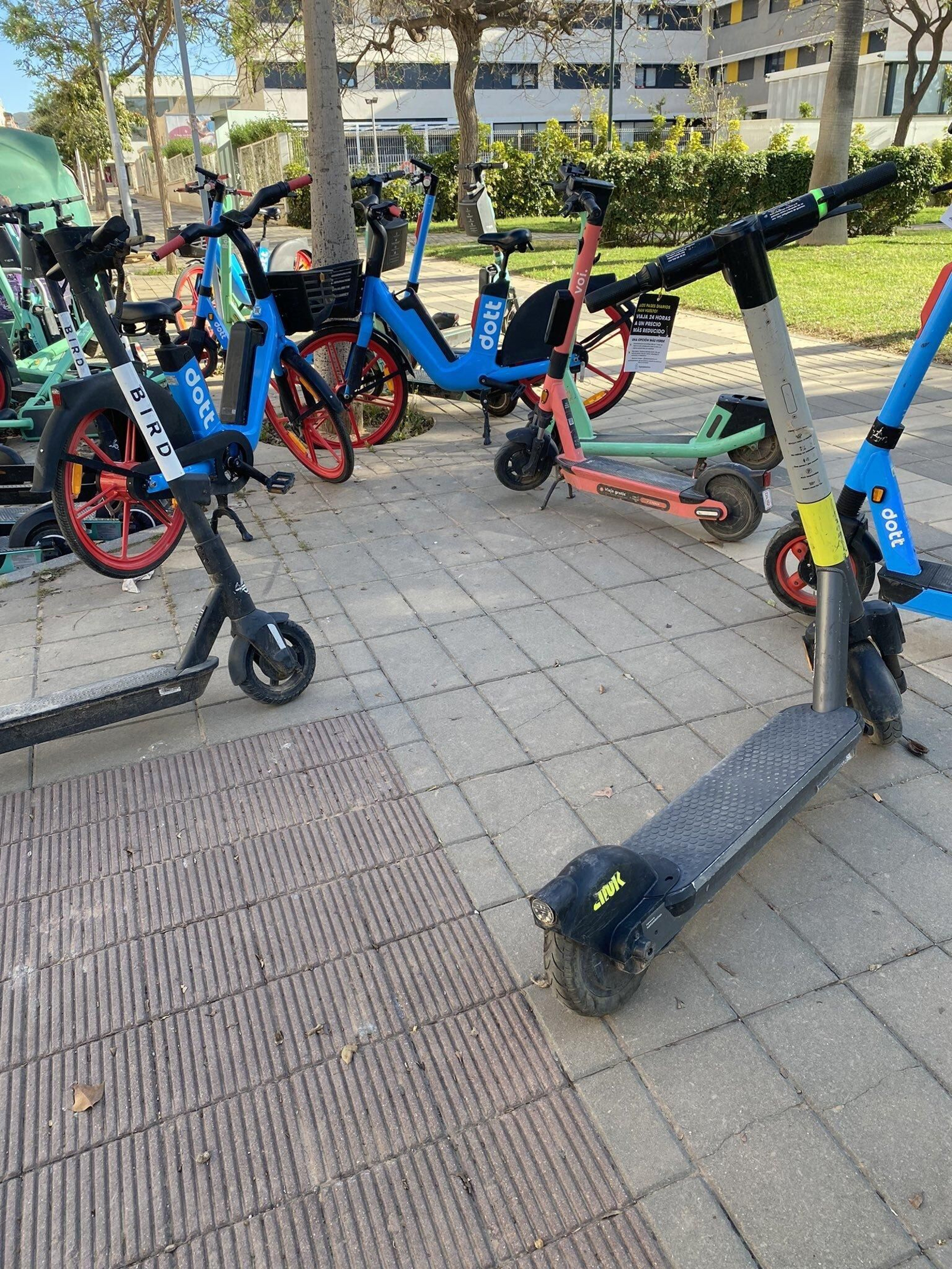 Patinetes en la acera en Teatinos.