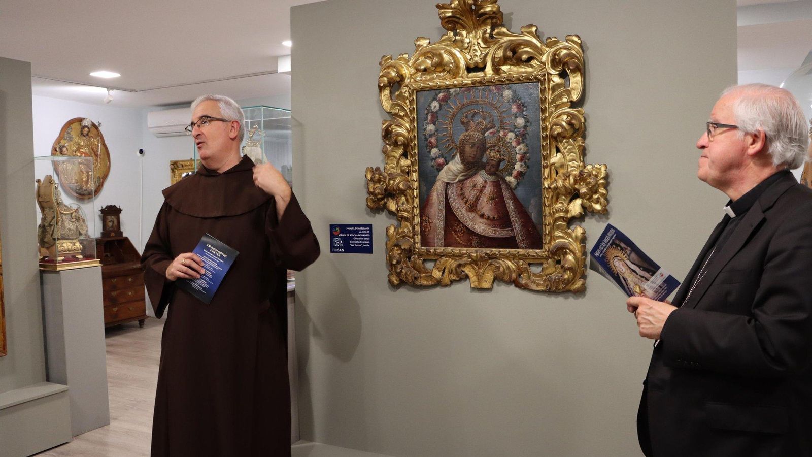 Fray Juan Dobado explica una de las piezas de la exposición