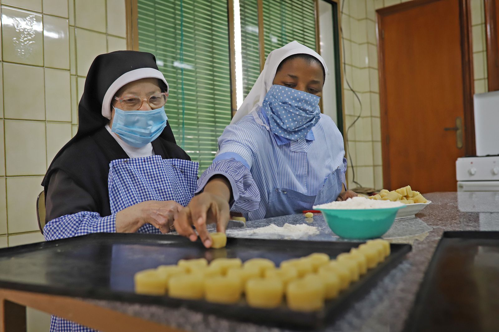 Las hermanas de Santa Rita preparan dulces a domicilio en Jerez