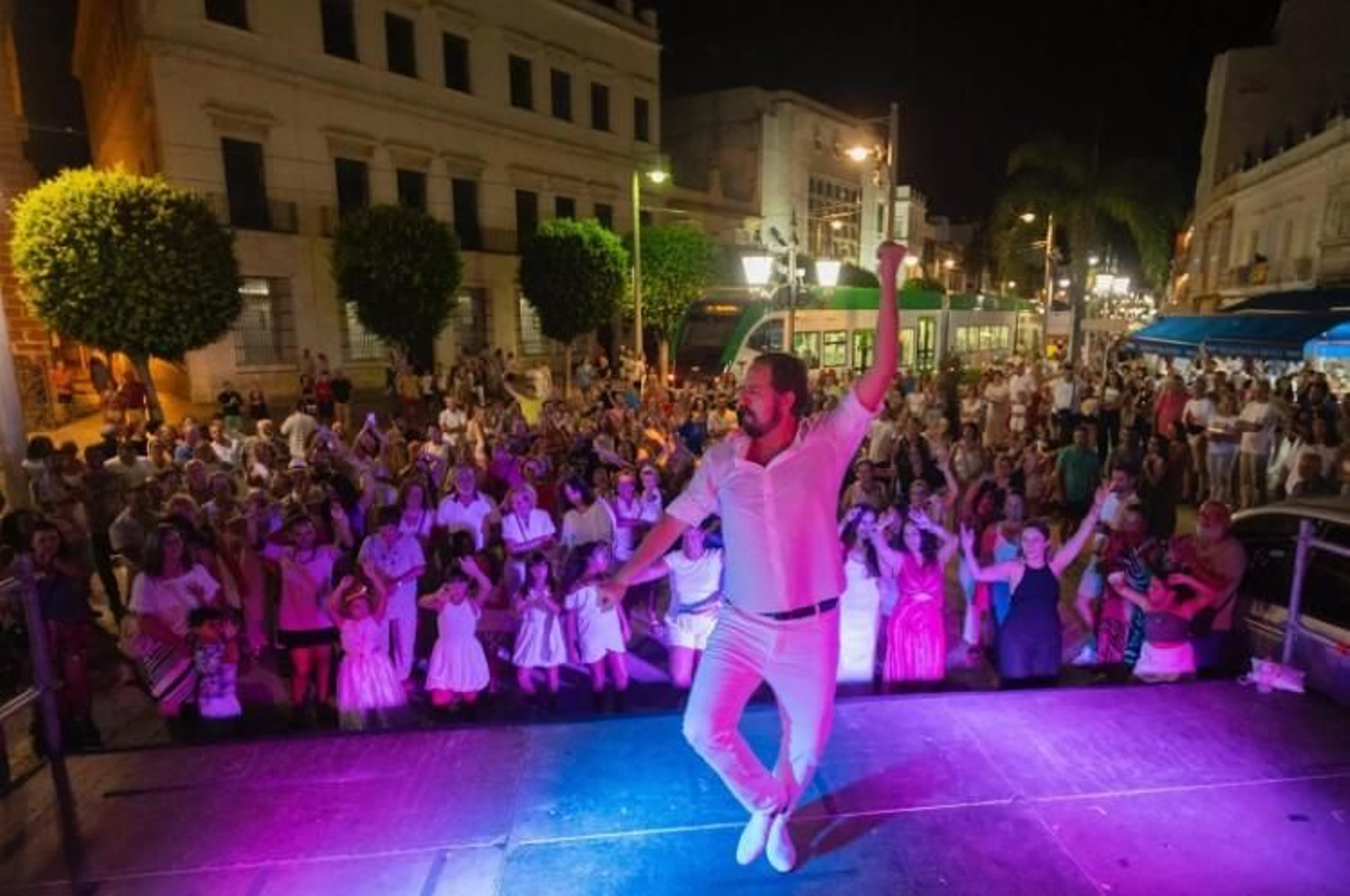 Aspecto que presentaba la plaza del Rey la pasada Noche Blanca durante la master class de bulerías que impartió el bailaor Jesuli Carrillo. Aspecto que presentaba la plaza del Rey la pasada Noche Blanca durante la master class de bulerías que impartió el bailaor Jesuli Carrillo.