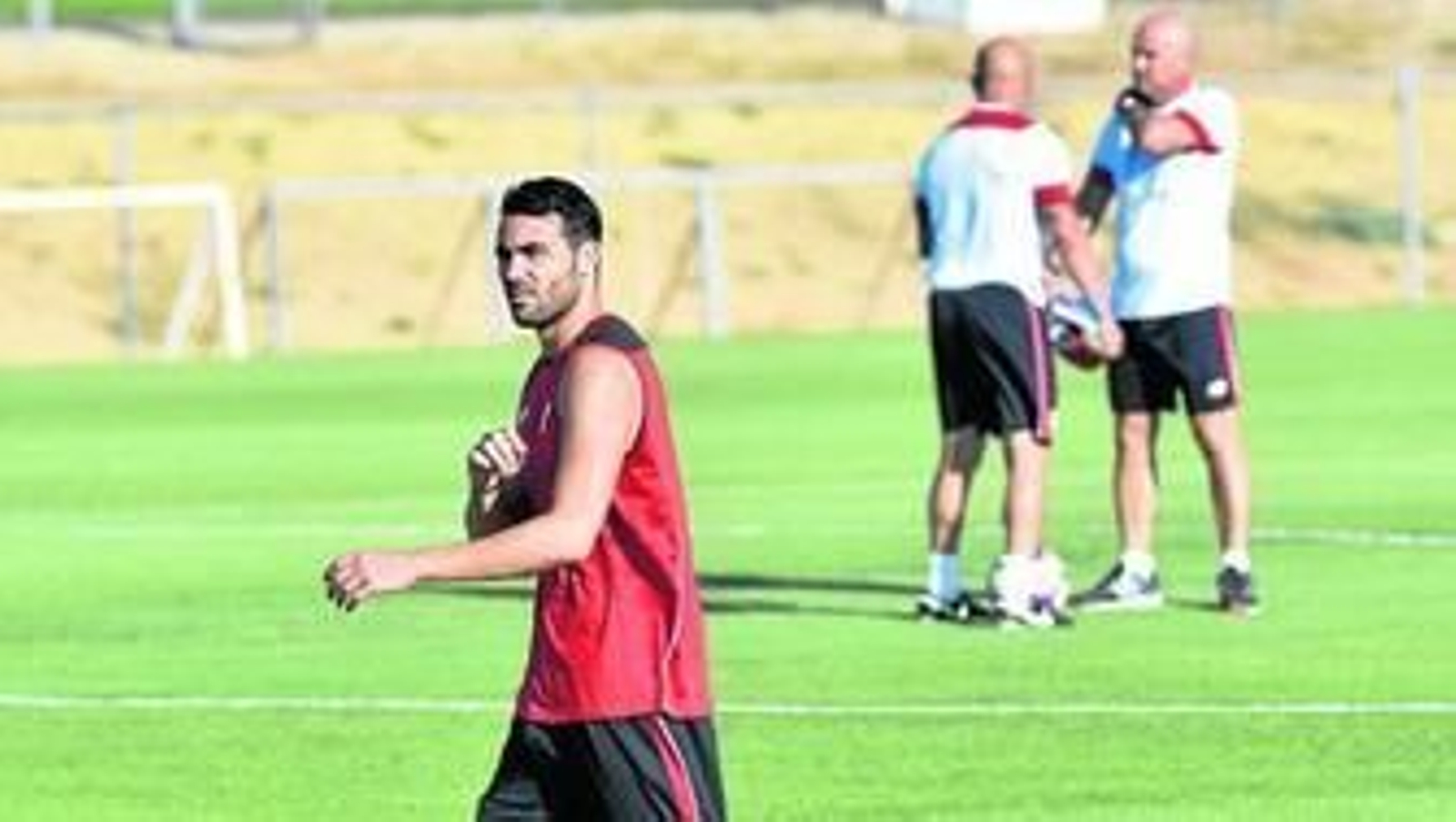 Iborra, con Jorge Sampaoli y Jorge Desio al fondo, durante el entrenamiento de ayer.