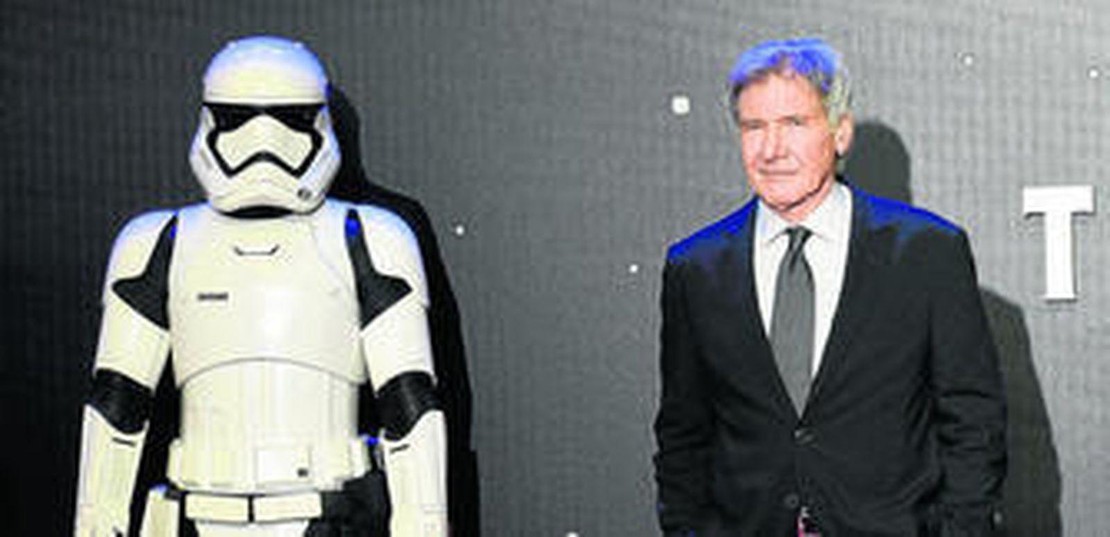 Harrison Ford, con un soldado imperial, en el preestreno del pasado miércoles en Londres de 'El despertar de la fuerza'.