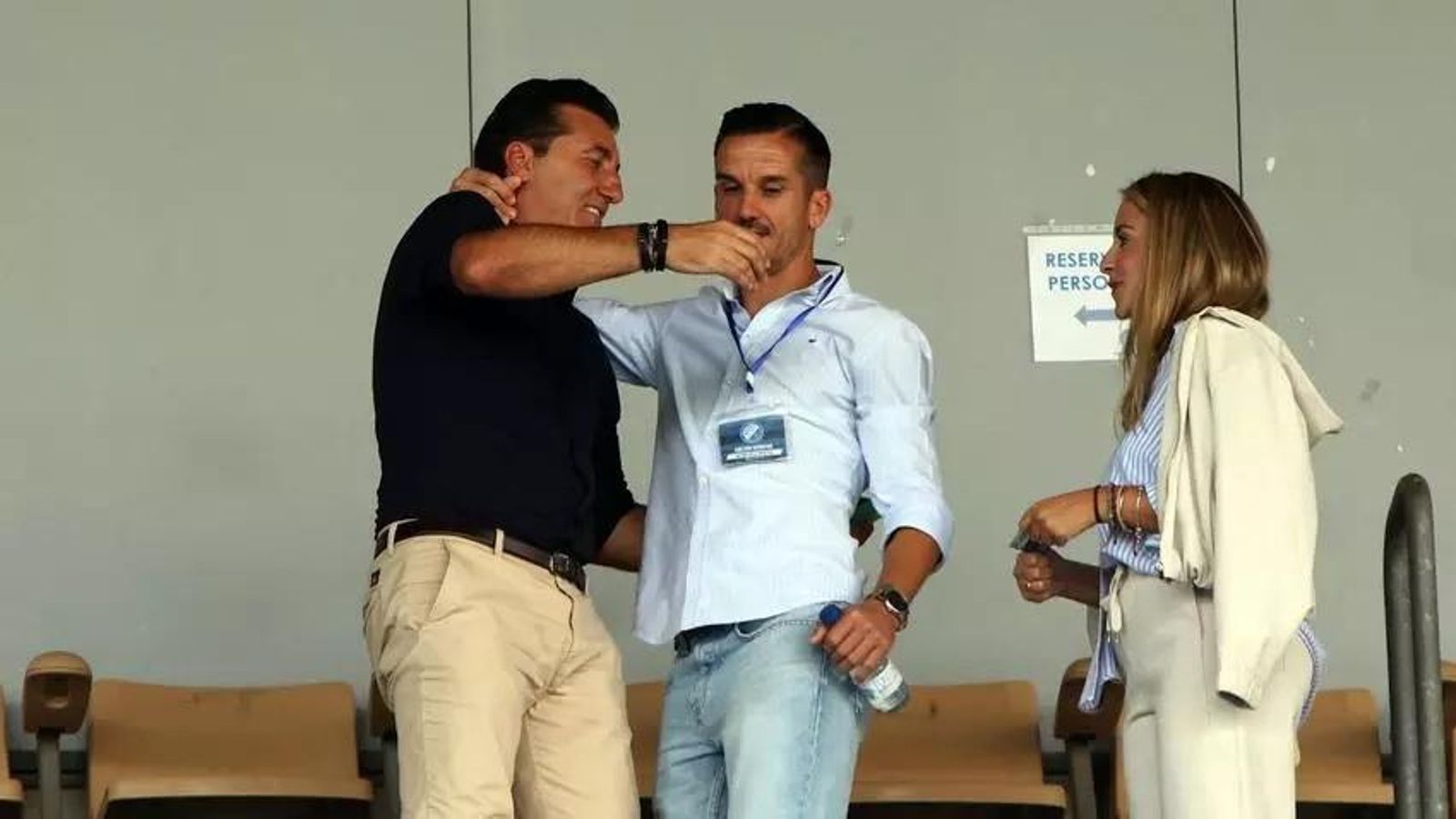 Bello saluda en el palco de Chapín a Edu Villegas, el director deportivo que le firmó para el Xerez DFC.