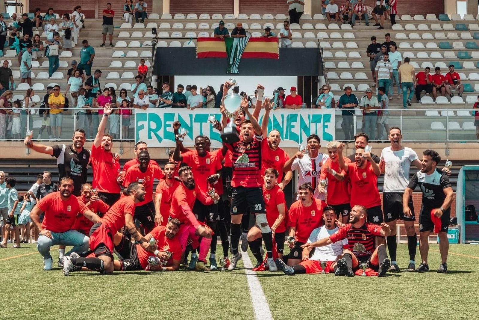 Los jugadores del conjunto almeriense levantan el trofeo de campeón de Primera Andaluza.