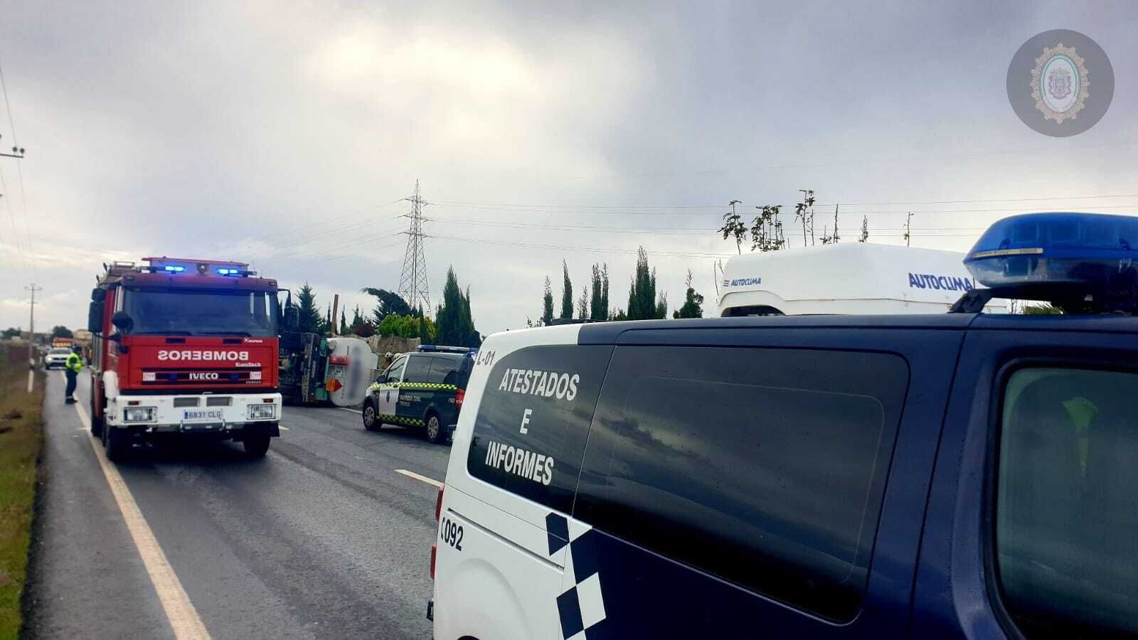 Reestablecido el tráfico en la N-323 en Motril tras el vuelco de un camión