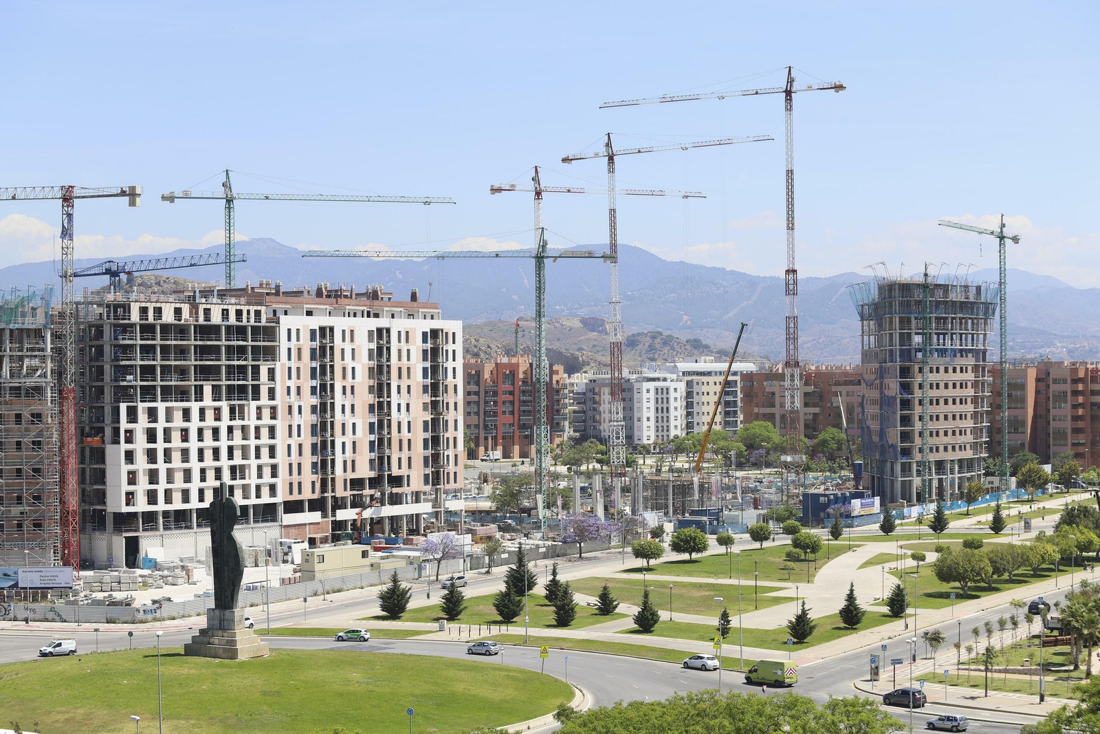 Varios bloques en construcción en Teatinos.