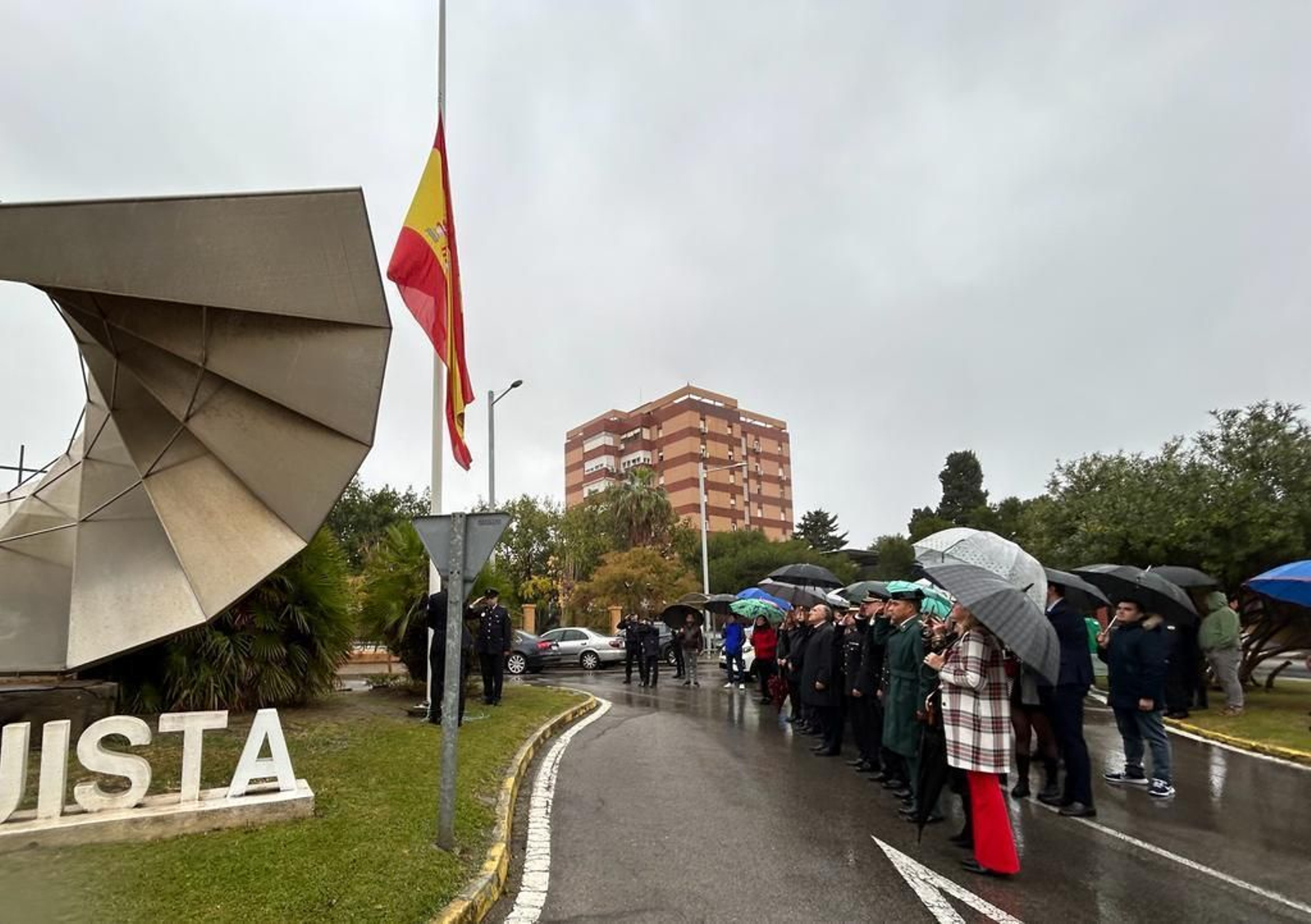 Izado de la bandera de España en la Plaza de la Constitución de Algeciras.