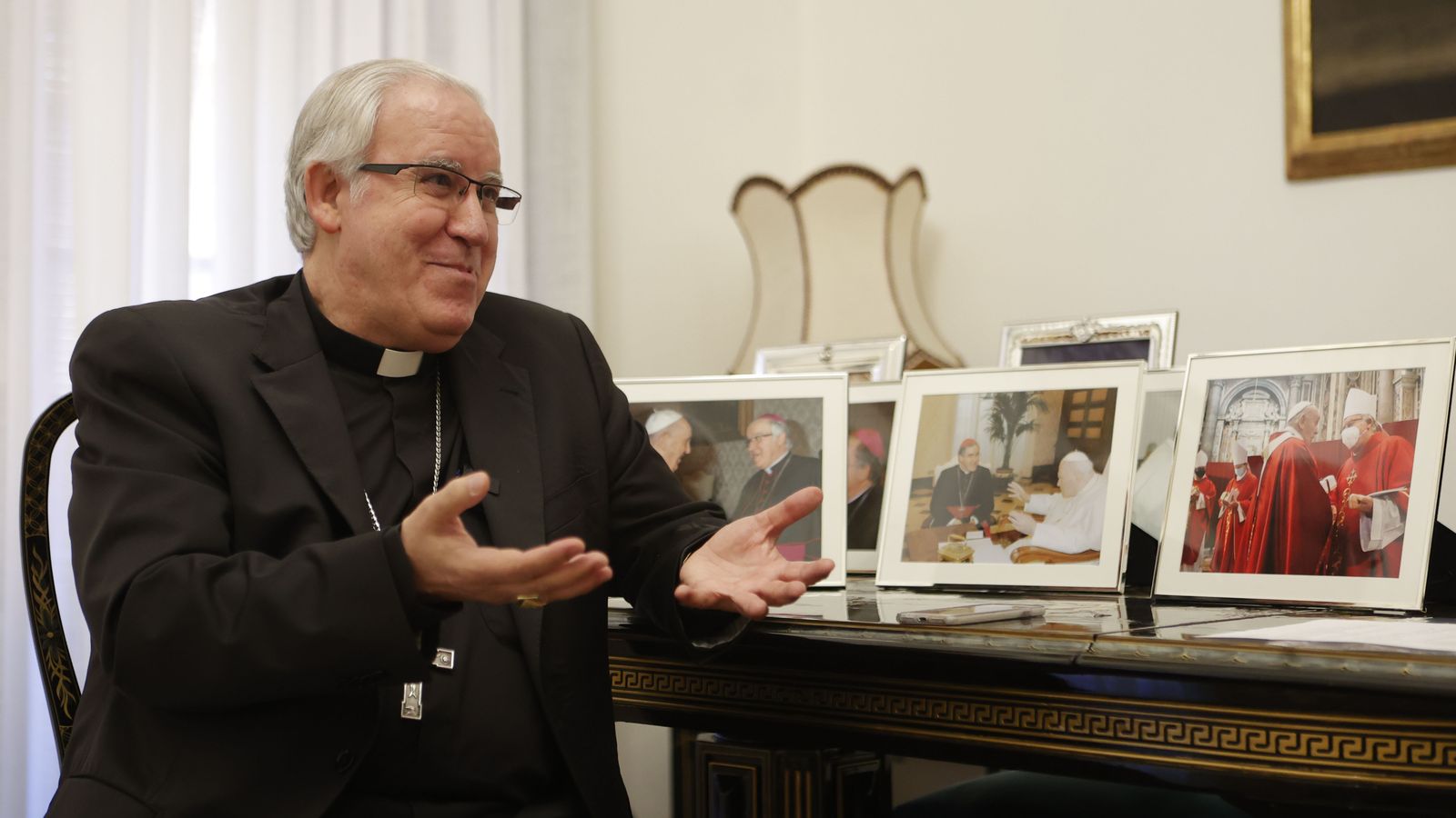 El arzobispo durante la entrevista.