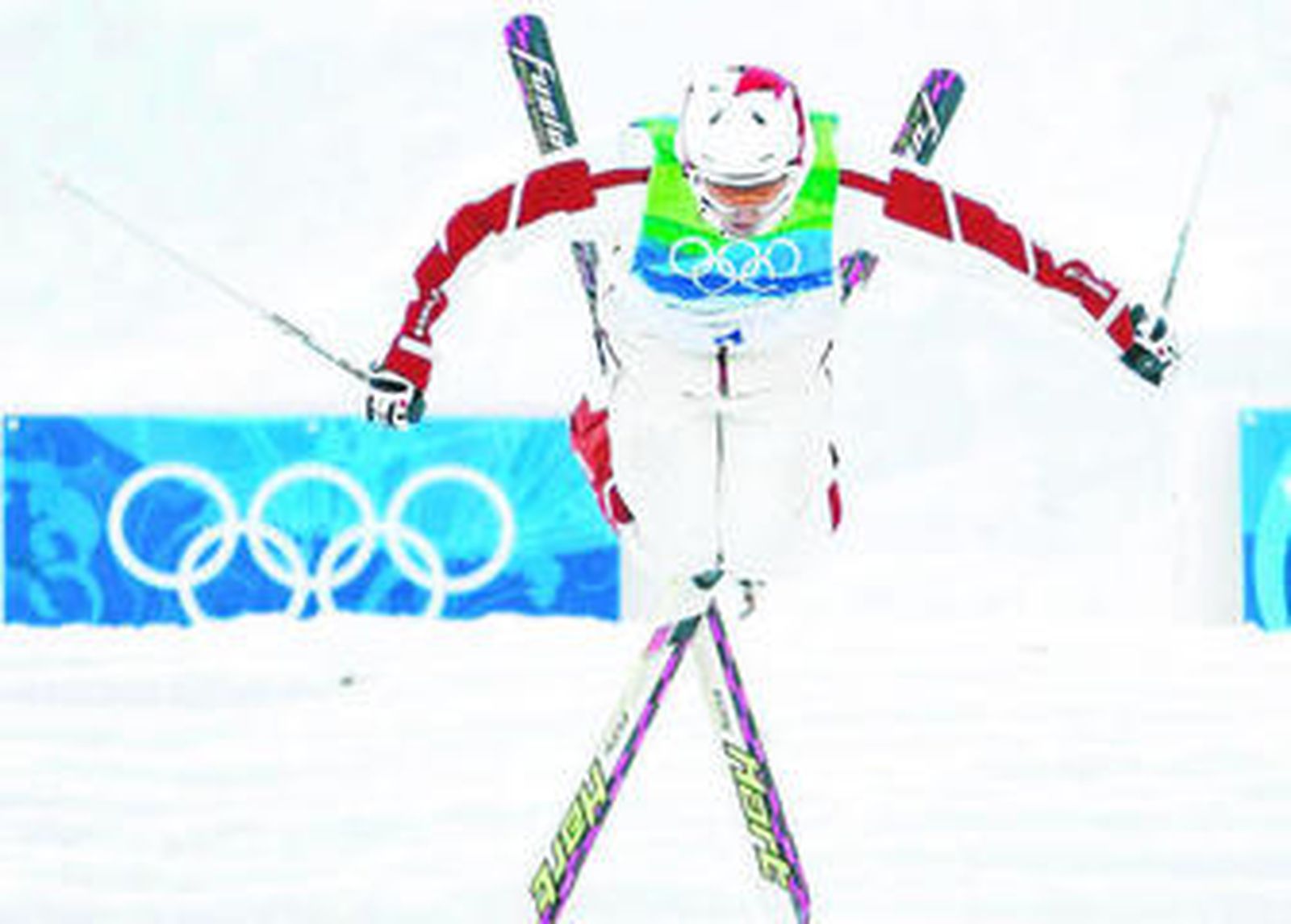 Bilodeau ejecuta un salto durante su participación en el 'freestyle' en la modalidad de 'moguls'.