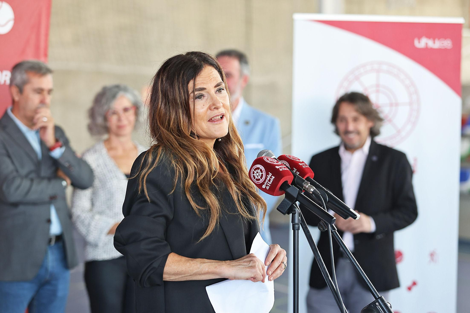 Lydia Valentín, medalla de oro olímpica en la categoría de halterofilia visita las pistas de la UHU que llevarán su nombre