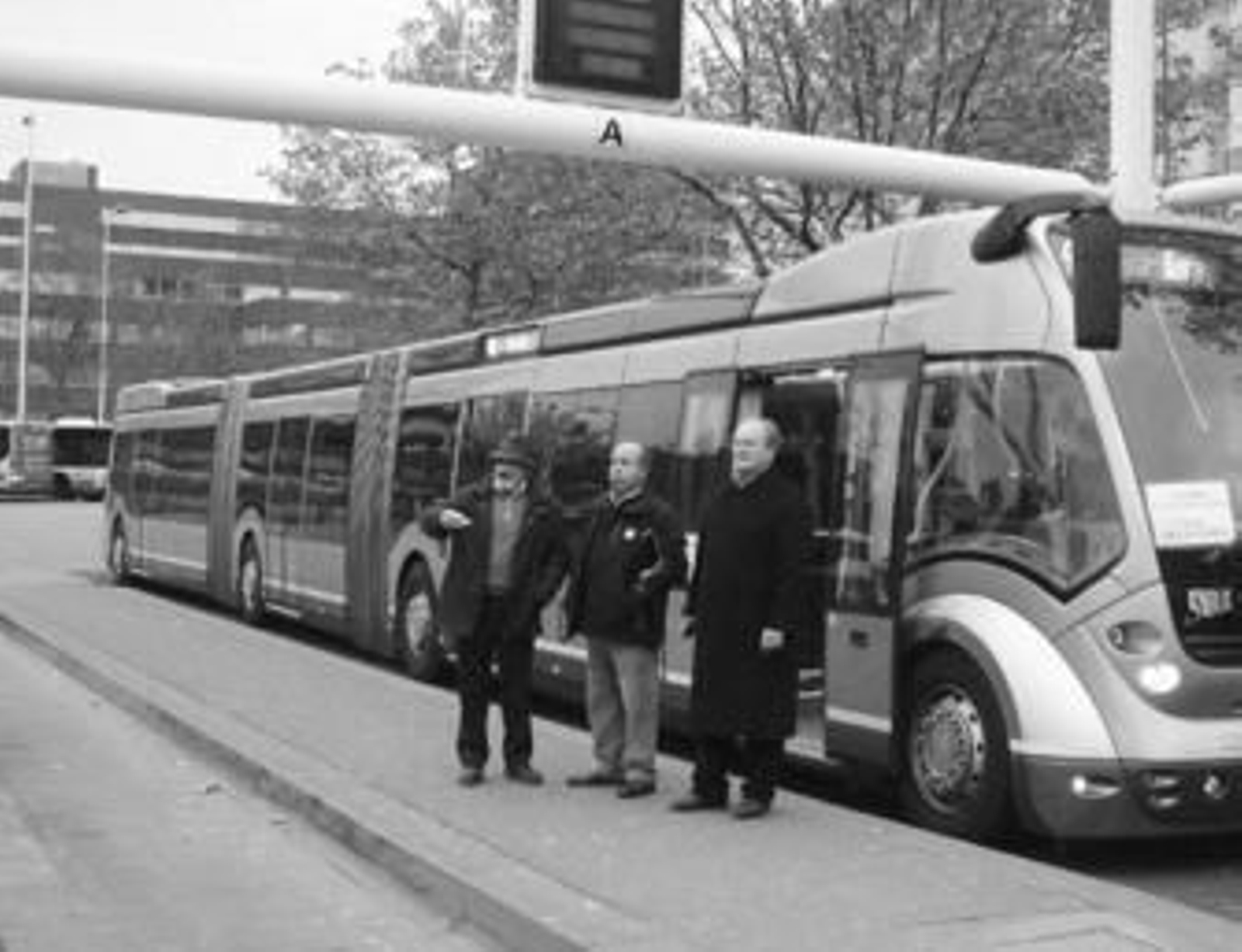 El alcalde y el concejal de Movilidad en una visita a Eindowen.