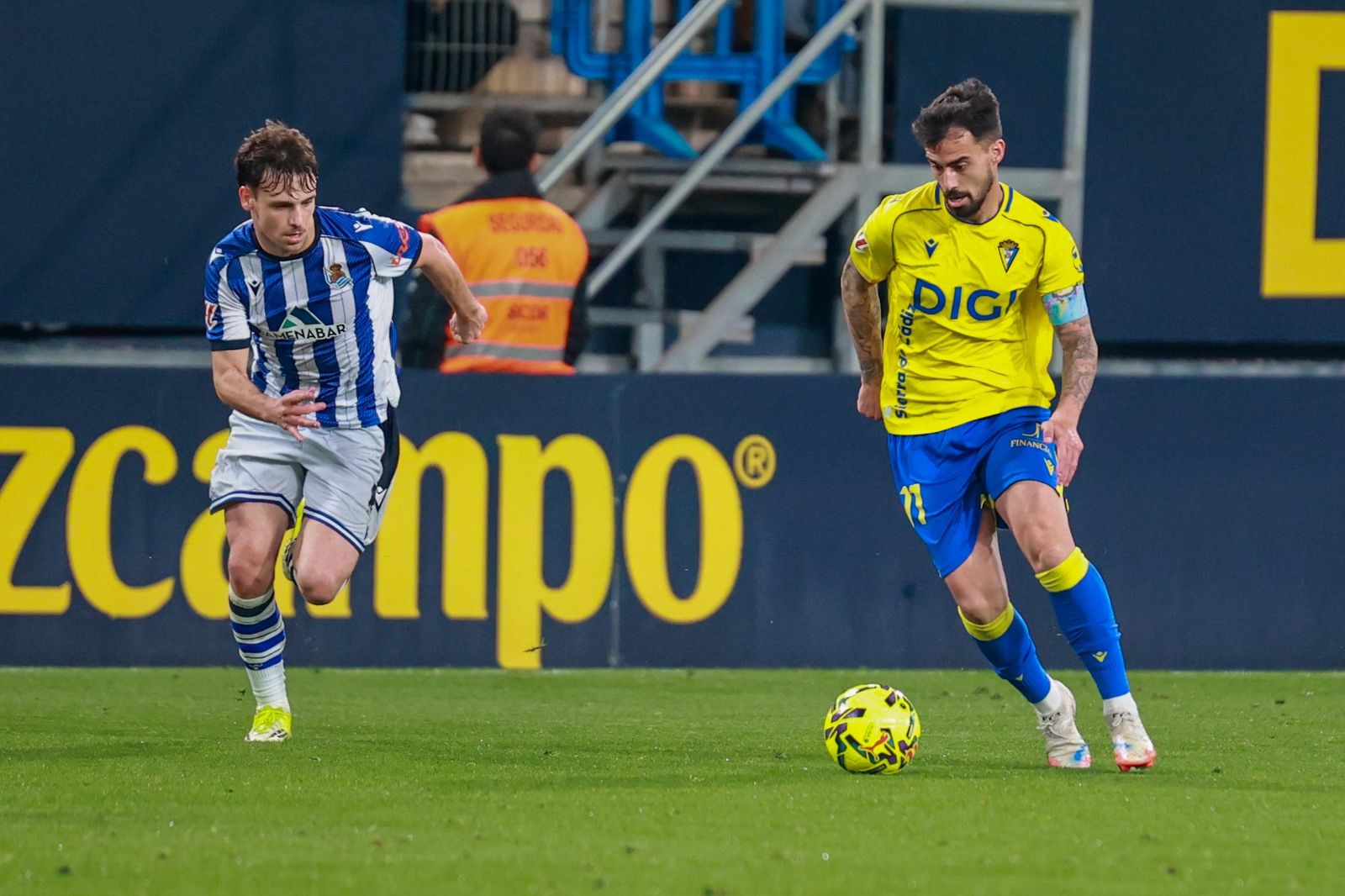 Suso avanza perseguido por un rival.