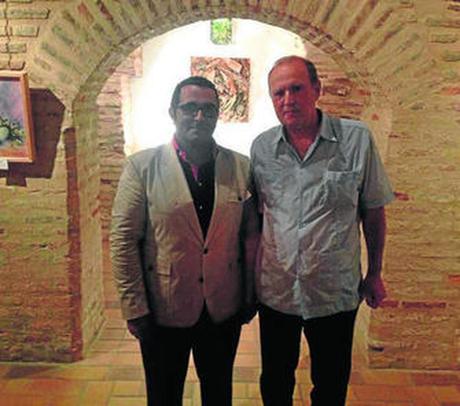 El artista con el alcalde de la localidad en la inauguración de la muestra.