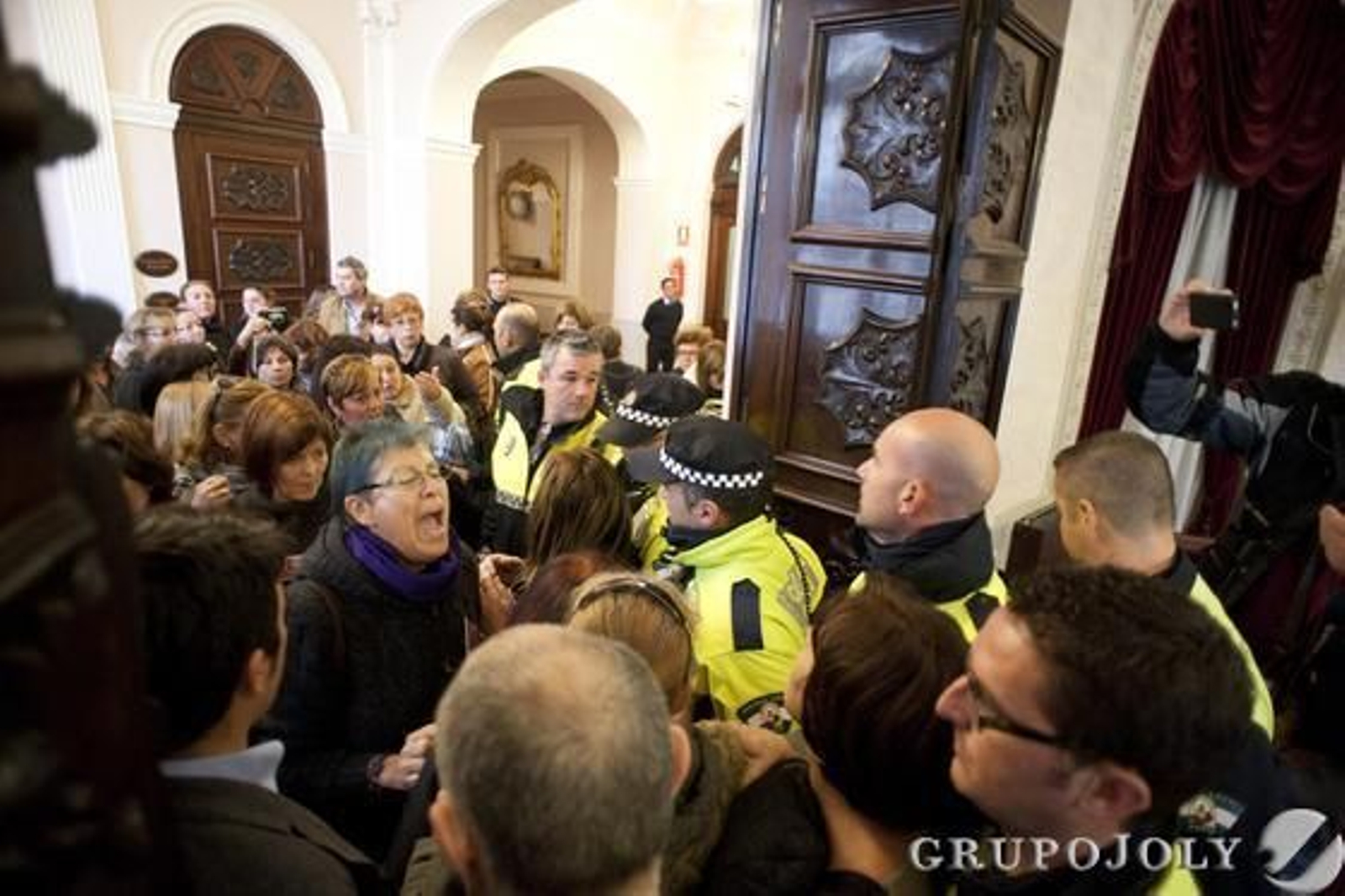 Momentos de tensión en el último pleno del año en el Ayuntamiento de Cádiz por las protestas de las empleadas de Limasa, que fueron desalojadas por la Policía. 

Foto: Joaquin Hernandez Kiki