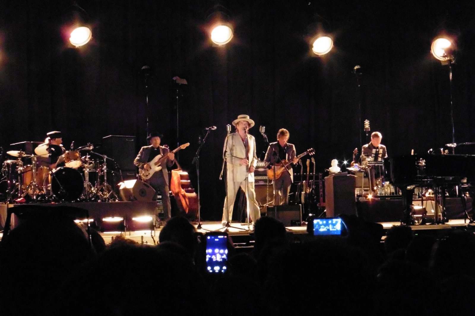 Una imagen del concierto de Bob Dylan con su banda, en Granada, en 2015: los medios gráficos tuvieron este jueves el acceso denegado a la actuación en Fuengirola.