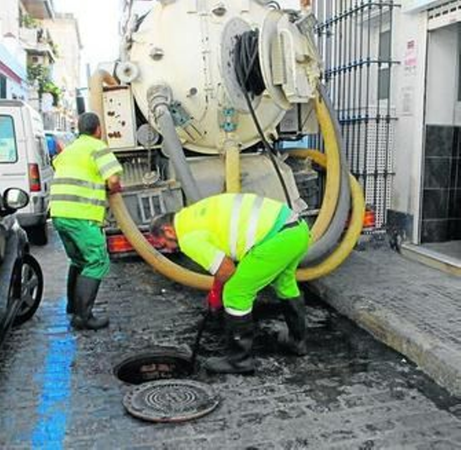 Operarios del servicio de alcantarillado durante la realización de un trabajo.