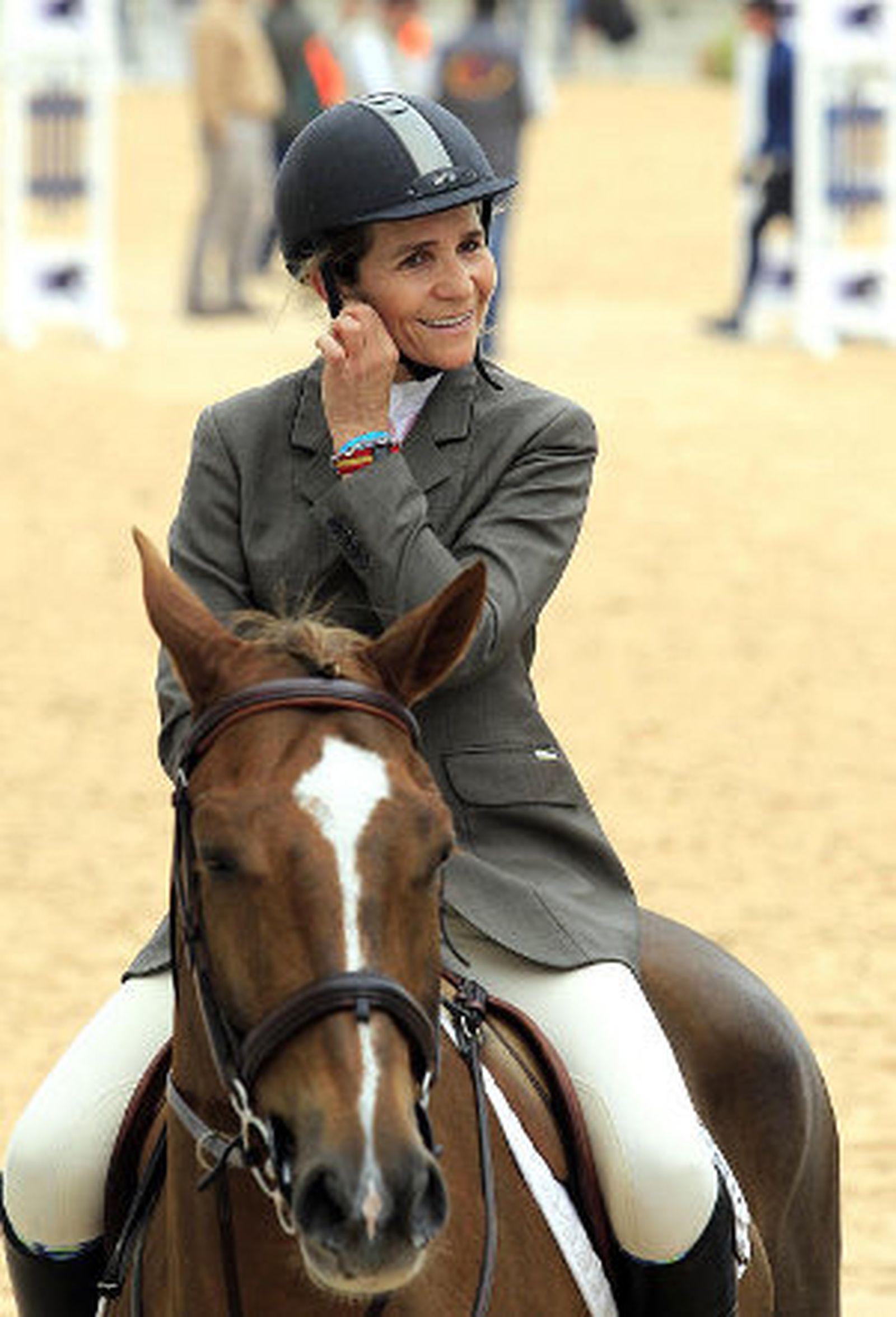 La infanta Elena se lesiona una muñeca tras caerse de un caballo