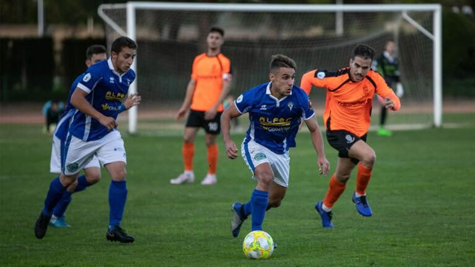 Dieguito conduce un balón.