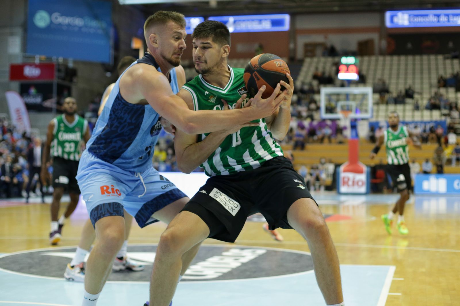 Mahalbasic defiende a Marko Todorovic en el partido de la pasada campaña entre el Breogán y el Betis Baloncesto.