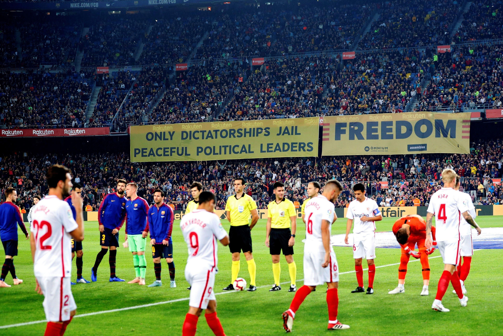 Los jugadores del Sevilla, al saltar al Camp Nou.