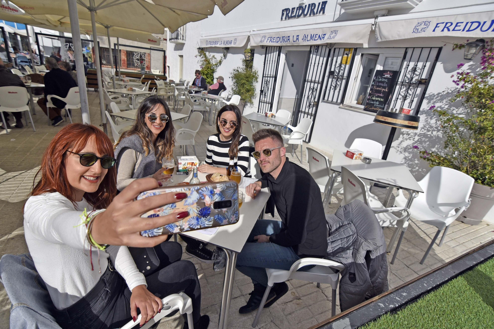 Unos amigos, en una terraza de Tarifa en la última Ruta del Ibérico.