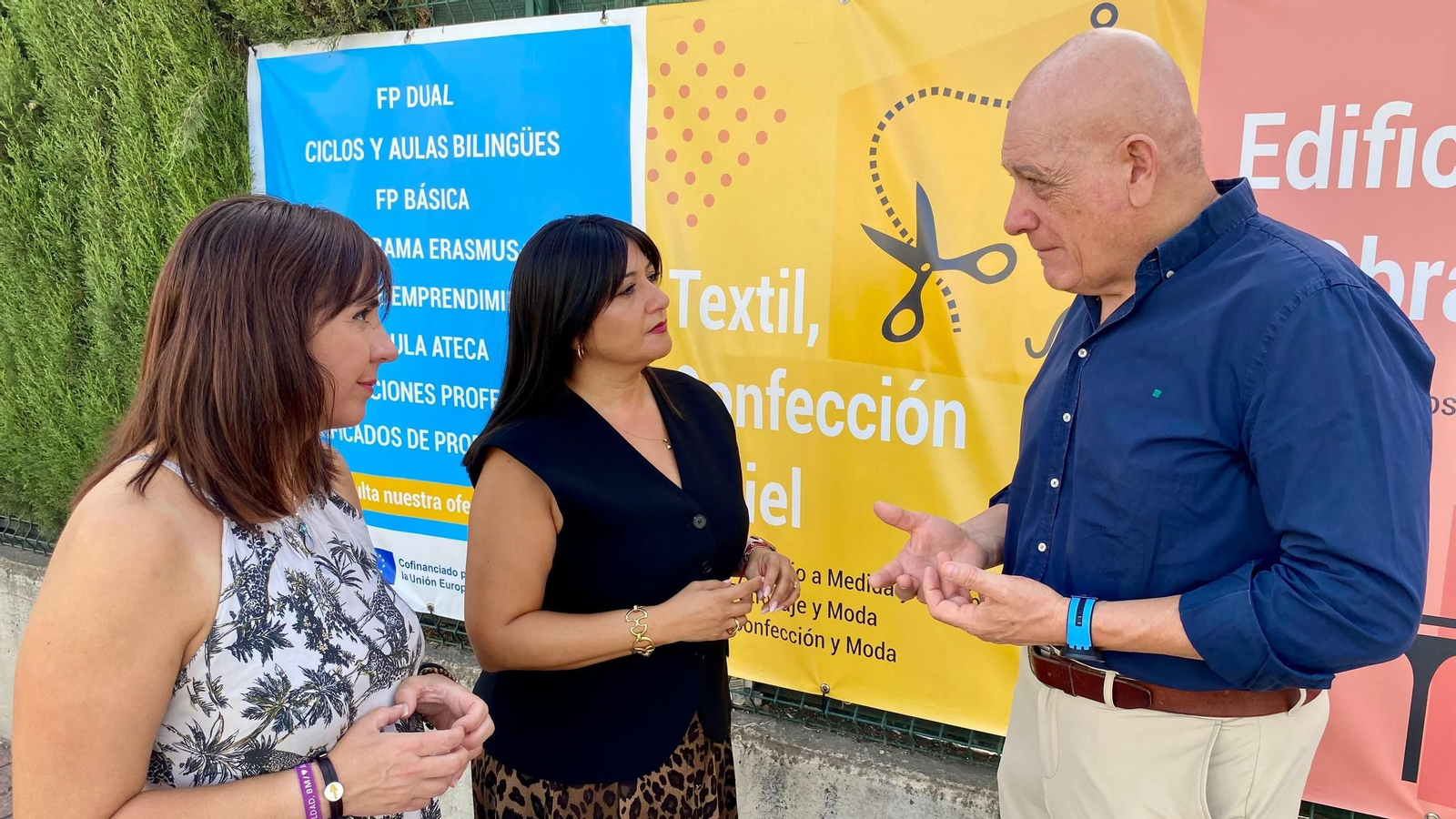 Gerardo Sánchez y Loli Cañavate junto a Olvido de la Rosa ante el IES Luis Bueno Crespo de Armilla