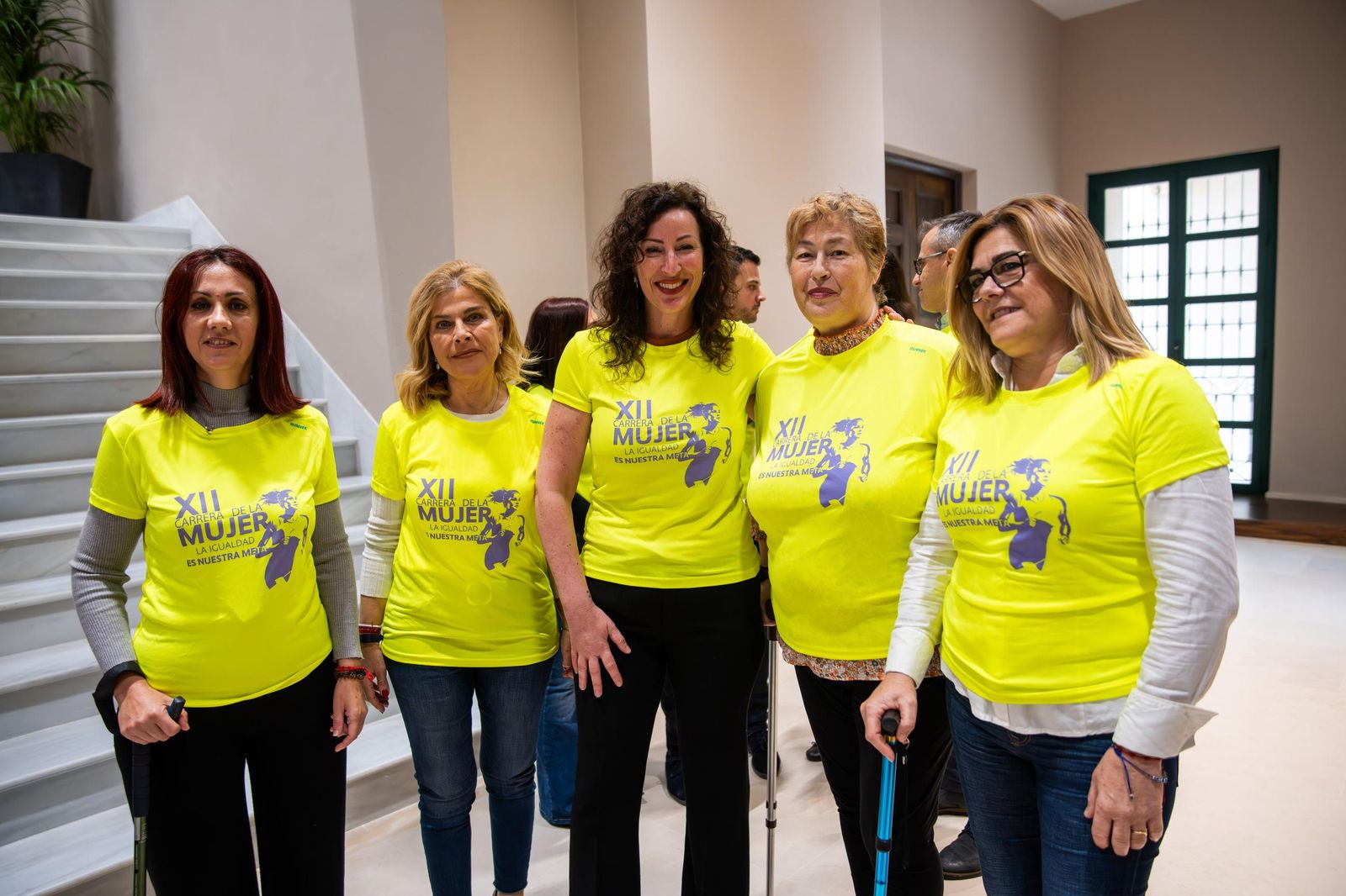 La alcadesa de Almería y la concejal Paola Laynez posan junto a otras mujeres con la camiseta de la prueba.