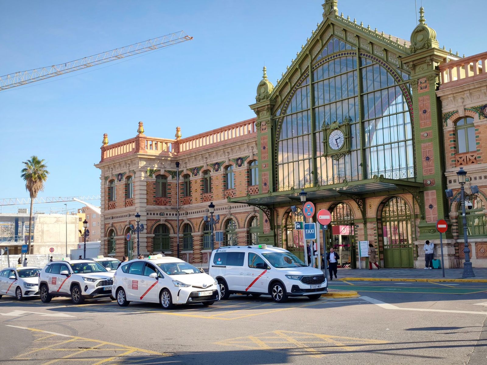 La antigua estación de ferrocarril de Almería, hoy convertida en estación de autobuses, junto a las obras del soterramiento ferroviario en su entorno.
