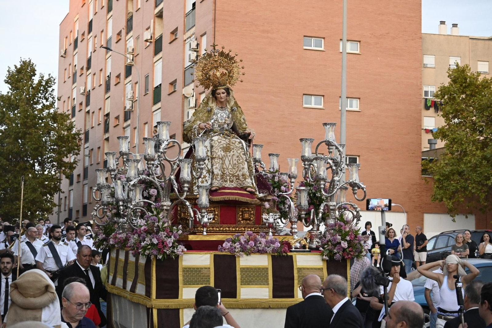 Primera procesión de la Virgen del Rosario por las calles de Huelva, en imágenes