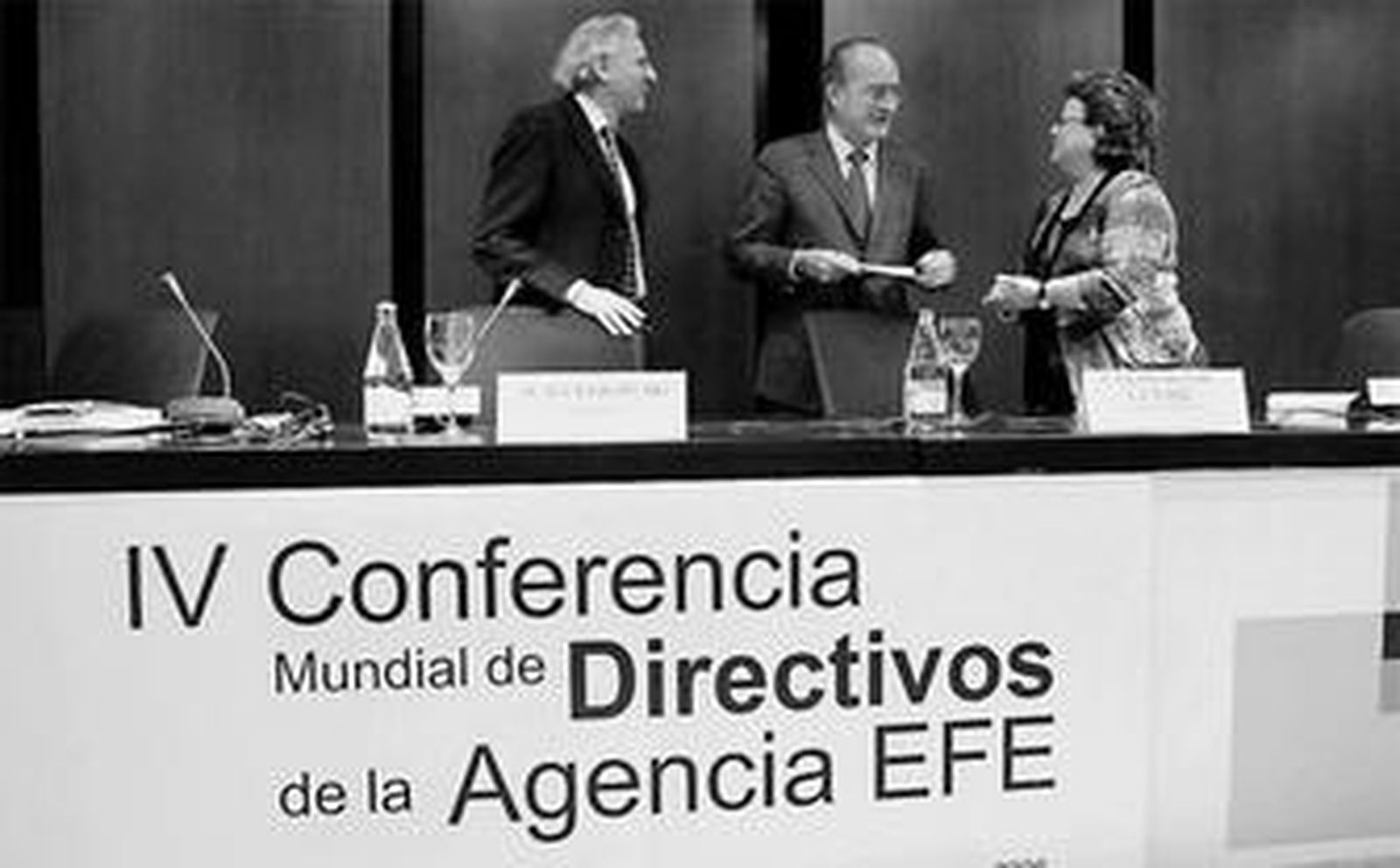 El presidente de Efe (izquierda), ayer, junto al alcalde y la directora general de la empresa.