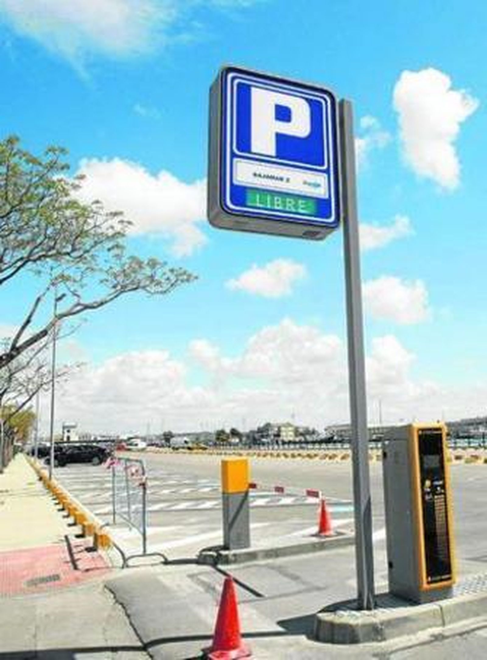 Una de las bolsas de aparcamiento ubicadas en la avenida de la Bajamar.