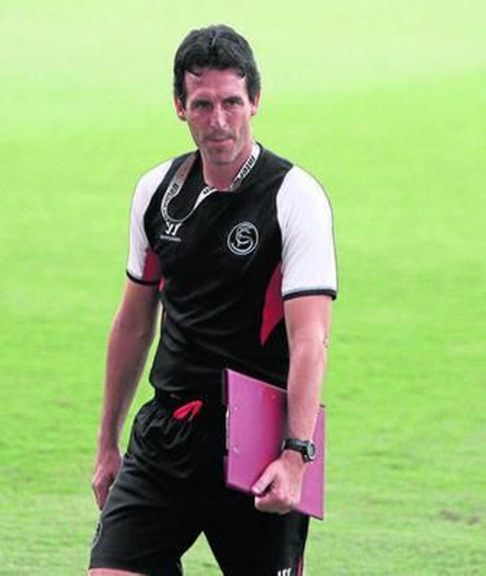 Unai Emery, concentrado en el entrenamiento que celebró ayer por la tarde en el estadio.