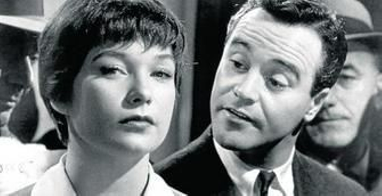 Shirley MacLaine y Jack Lemmon, en una de las escenas de la película 'El apartamento'.