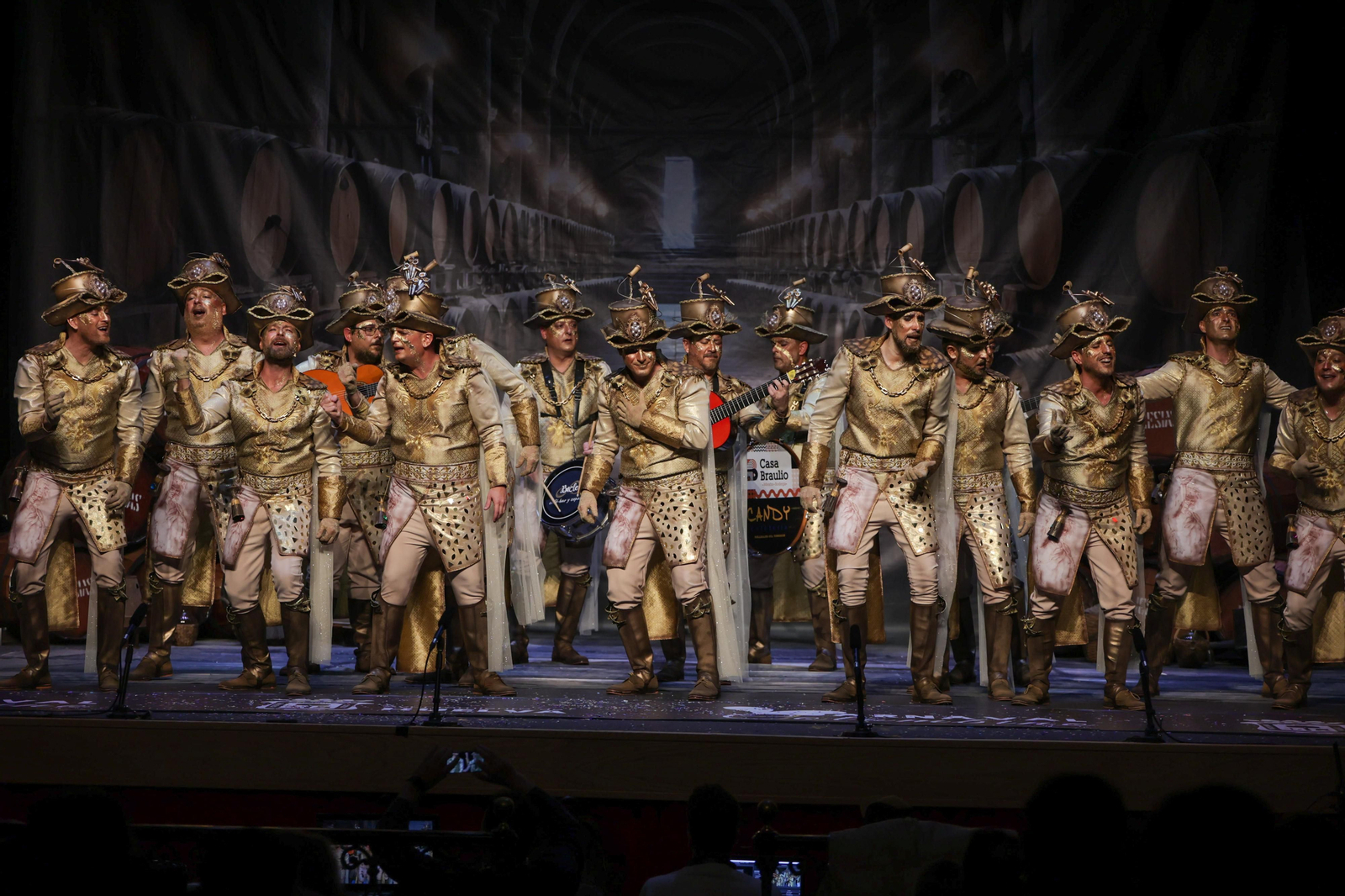 Imágenes de la actuación de la comparsa de Bollullos Par del Condado "La Sacristía" en las semifinales del Carnaval Colombino