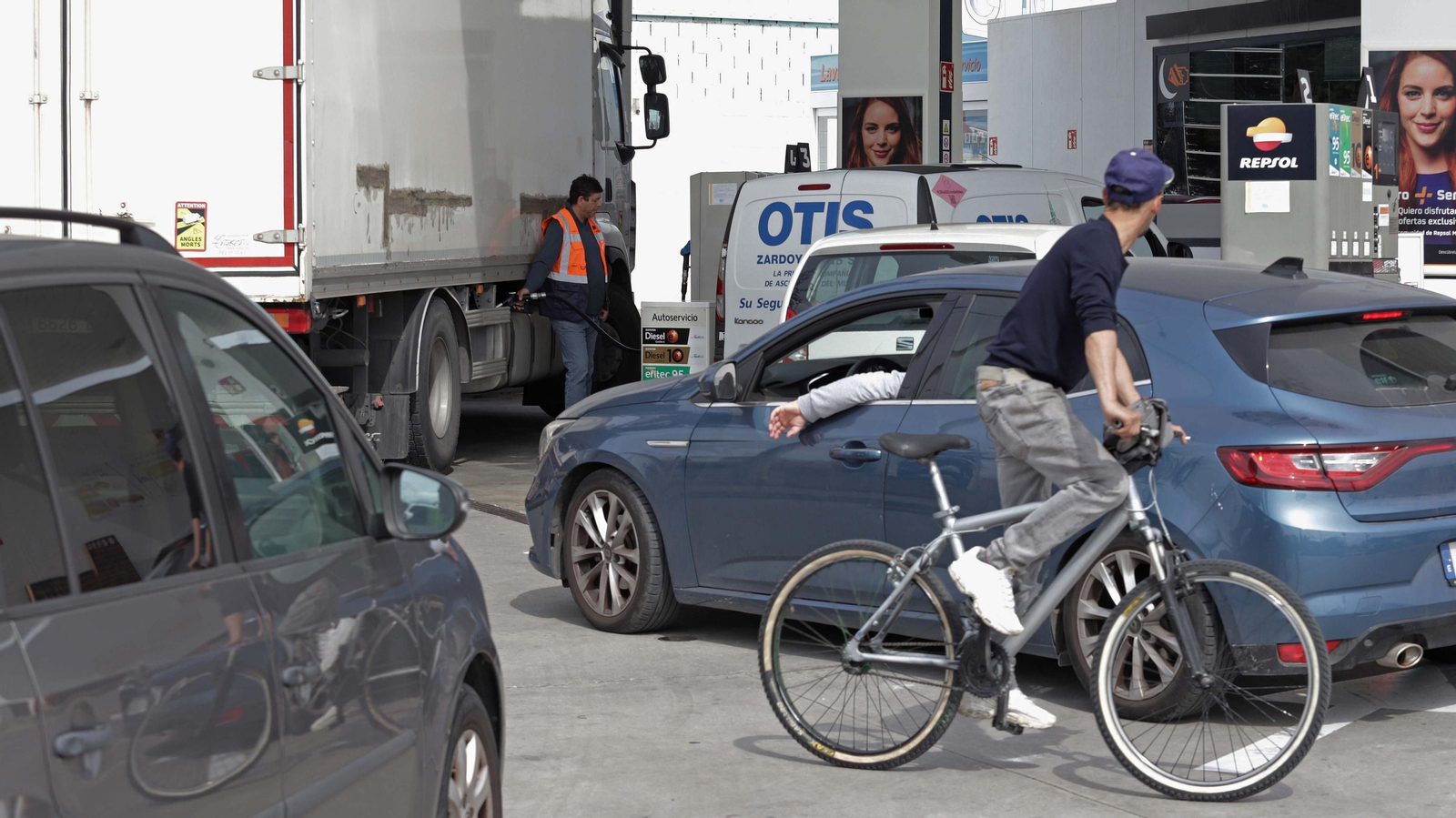 Fotos de colas en las gasolineras del Campo de Gibraltar