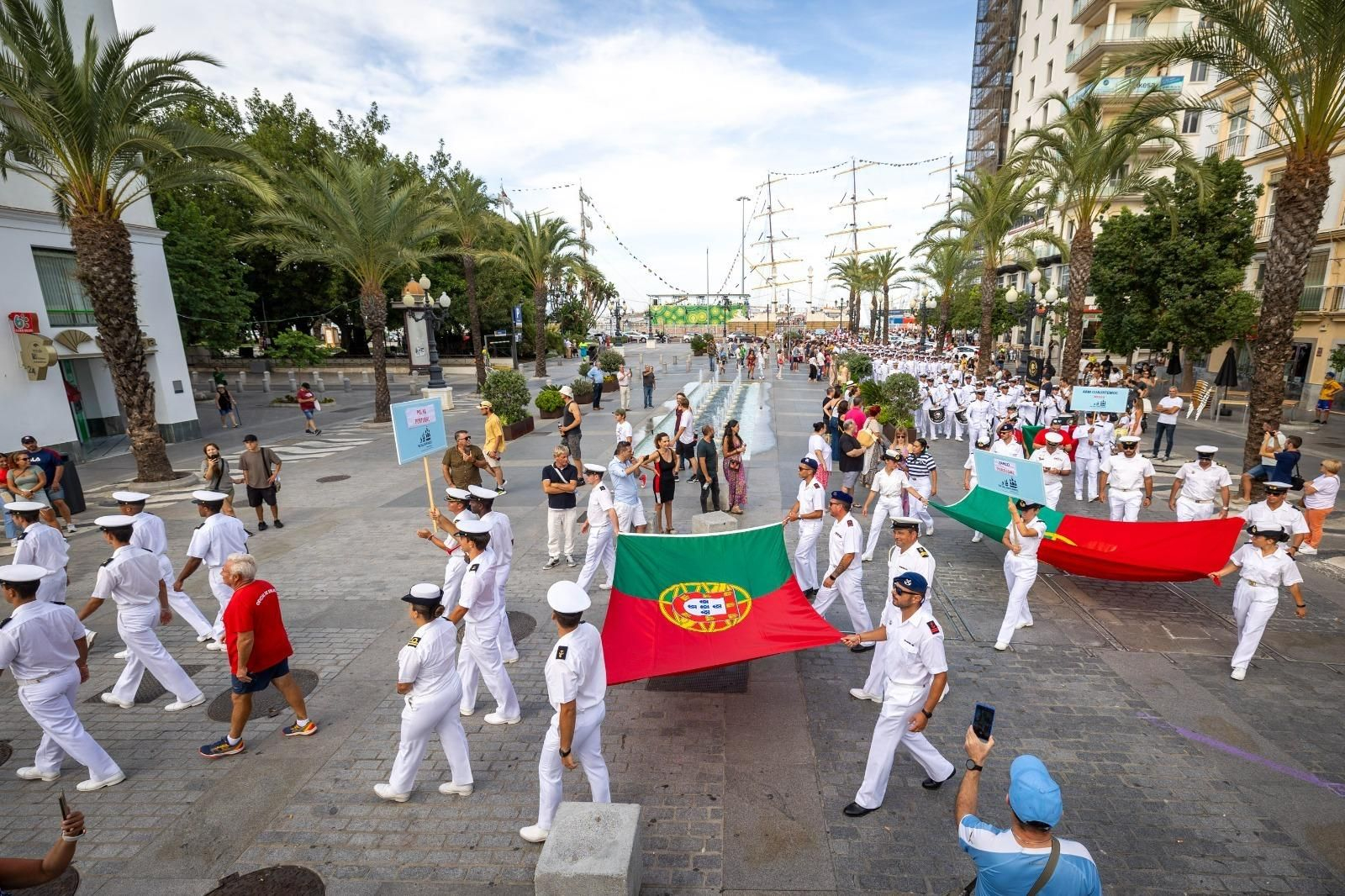 Las imágenes del desfile de tripulantes de la Gran Regata 2023 de Cádiz