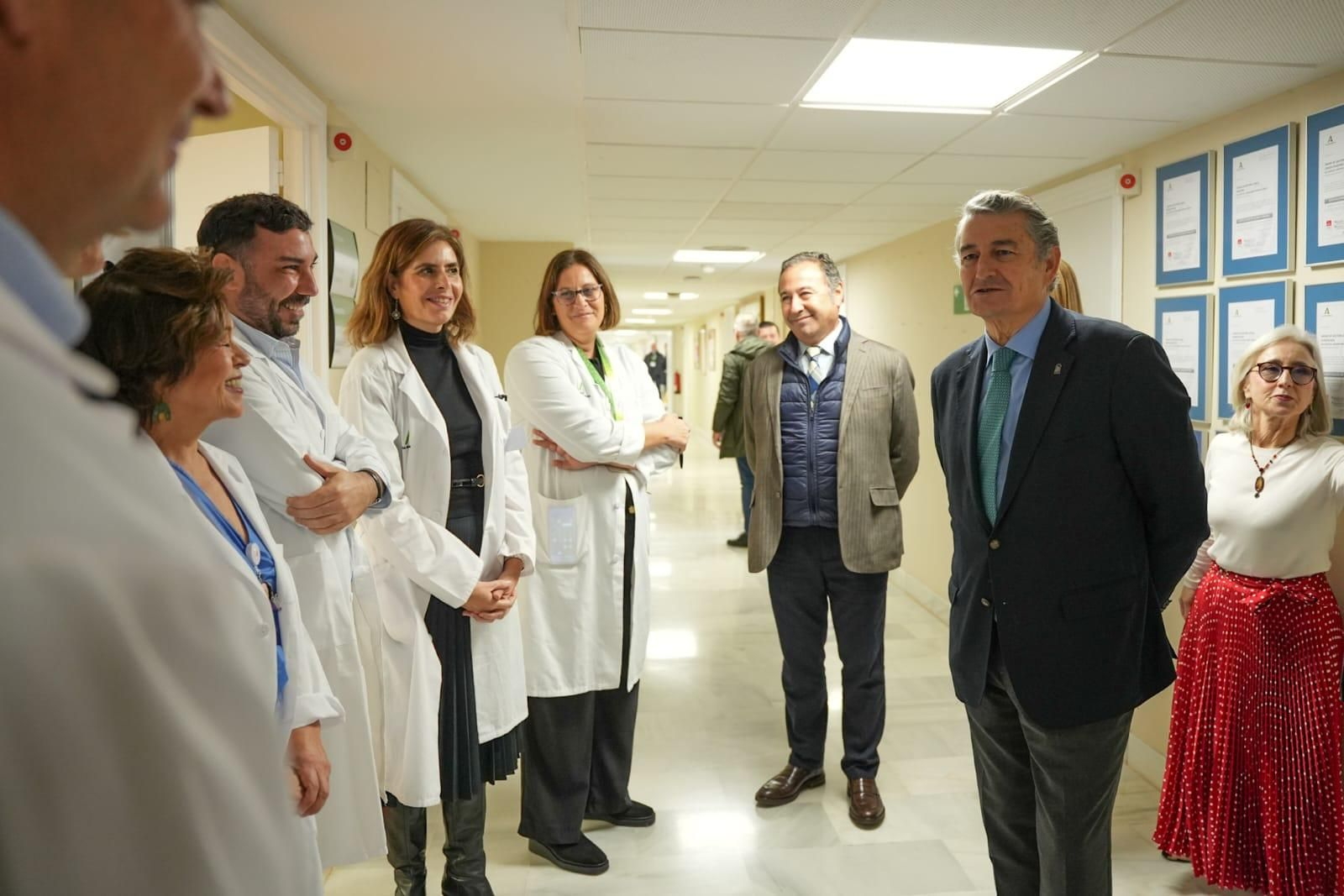El consejero de Sanidad, Antonio Sanz, junto a los profesionales que lideran las nuevas CSUR en el Hospital Virgen del Rocío.