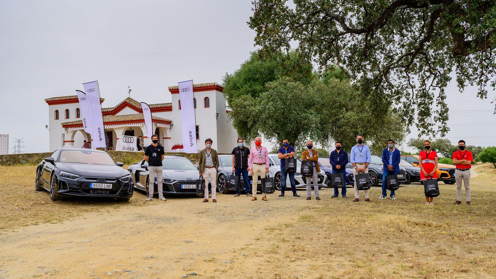 Foto de familia de algunos de los participantes en este roadshow junto a la gama RS de Audi al completo .