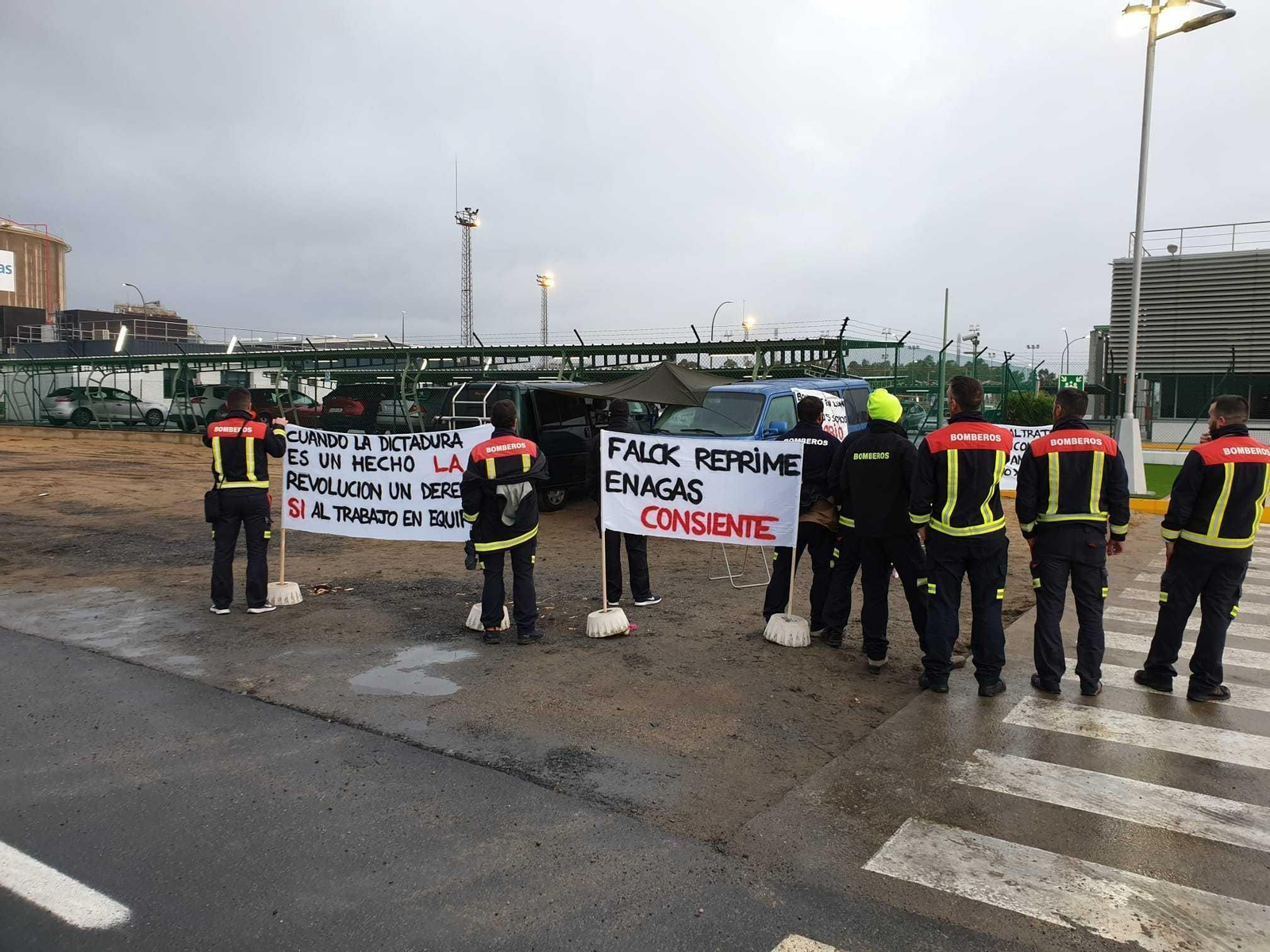 Los bomberos se manifiestan a las puertas de Enagás en Huelva. Los bomberos se manifiestan a las puertas de Enagás en Huelva.